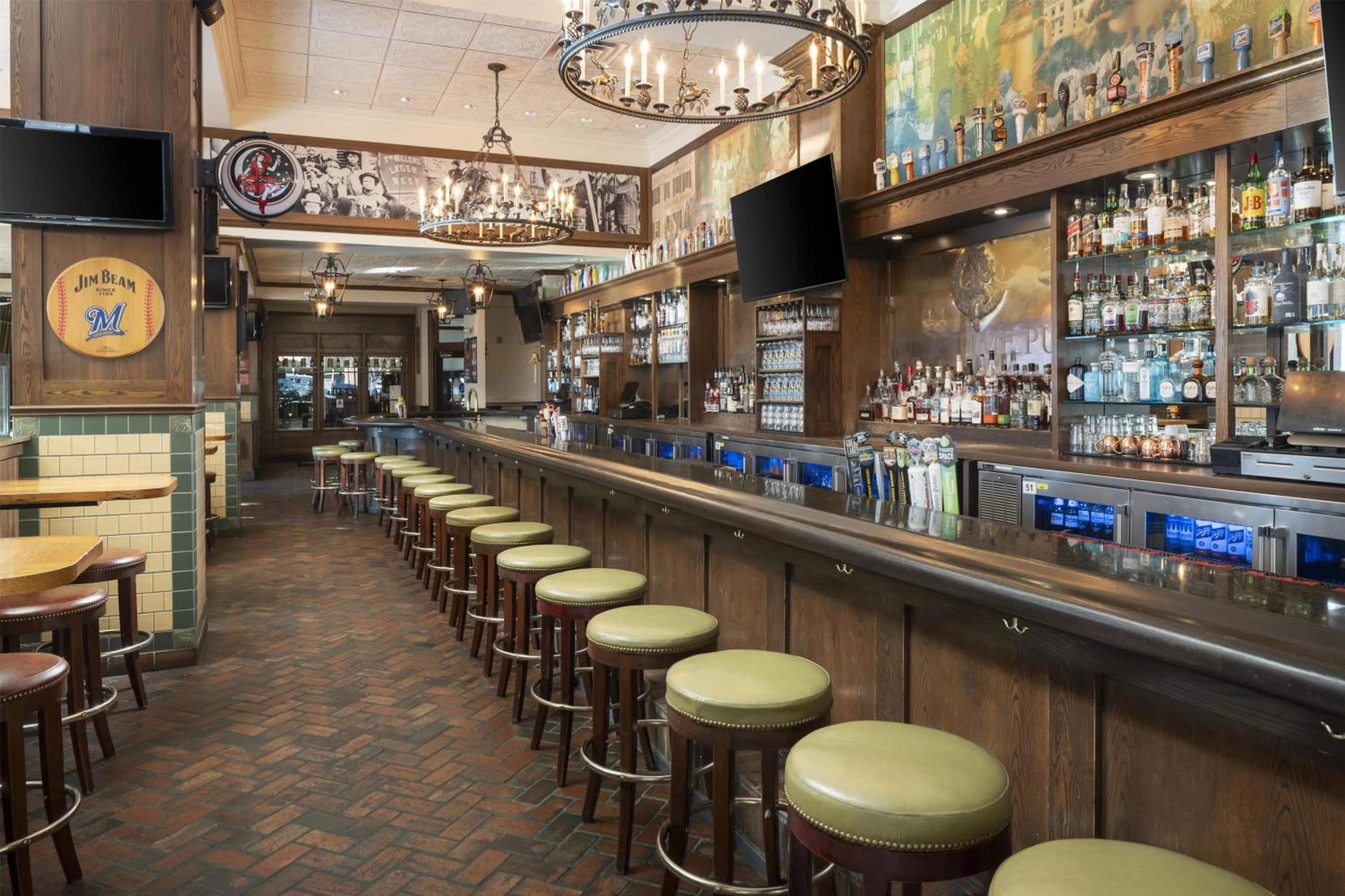 Lounge or bar in Hilton Milwaukee