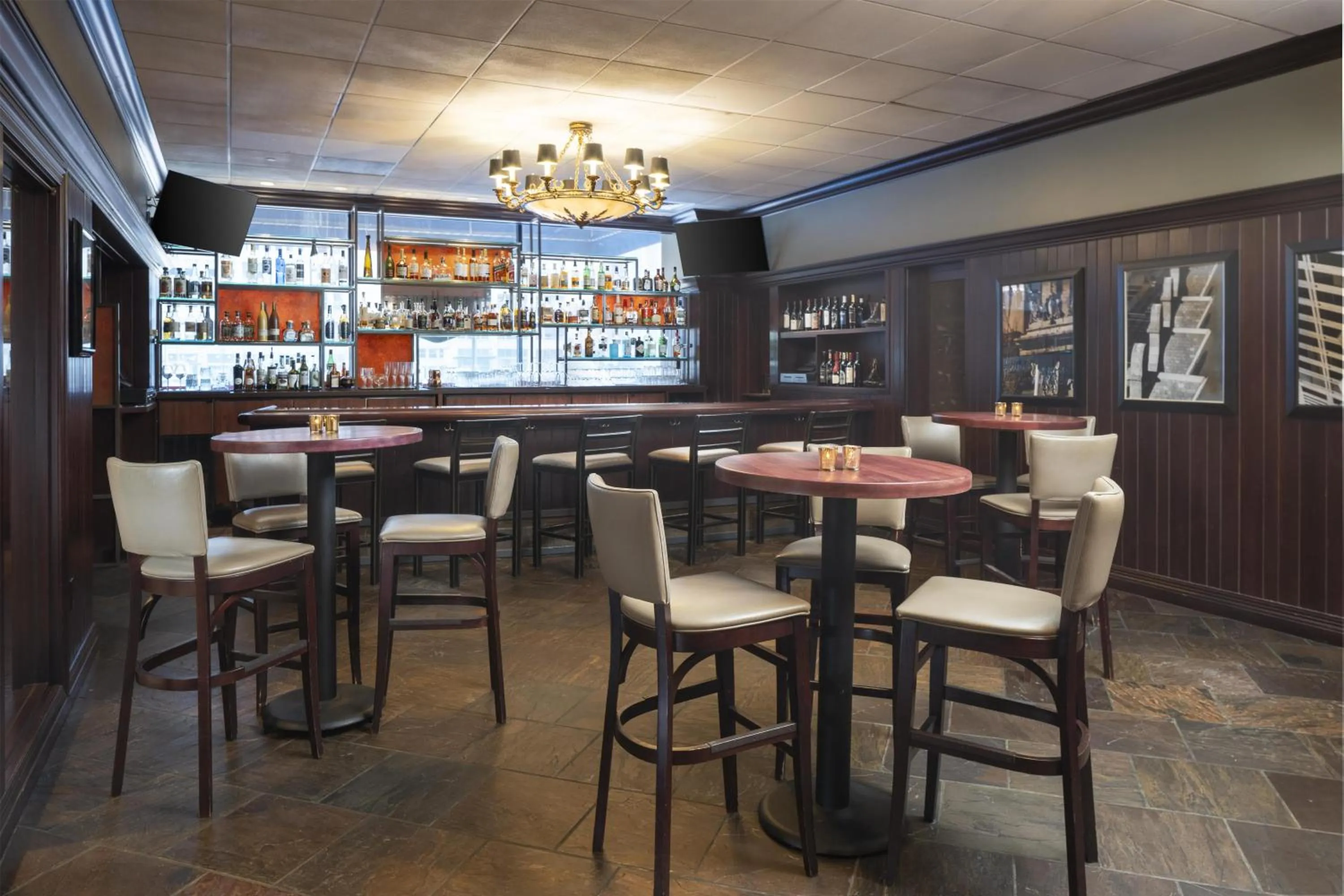 Lounge or bar in Hilton Milwaukee