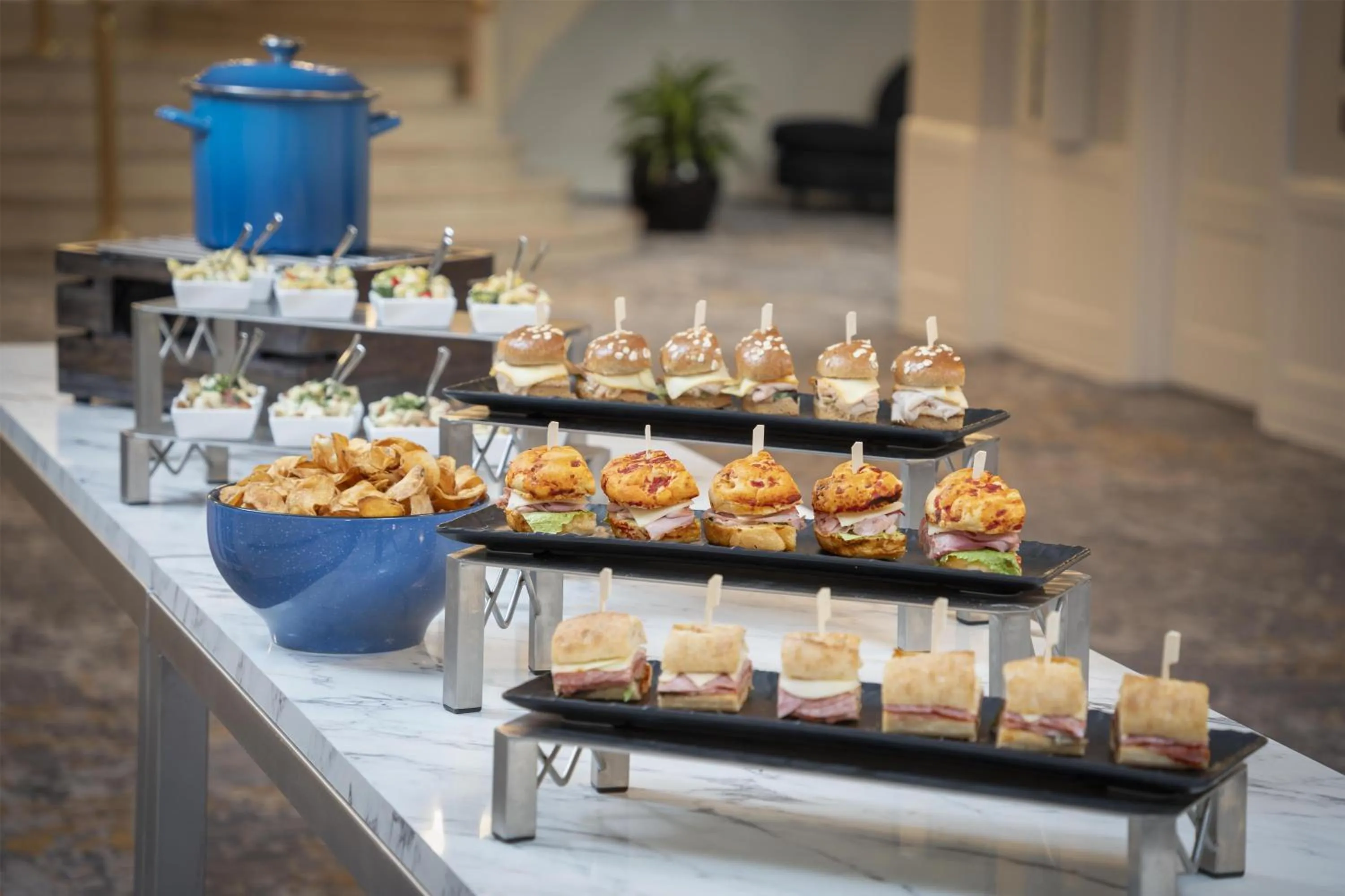 Dining area in Hilton Milwaukee