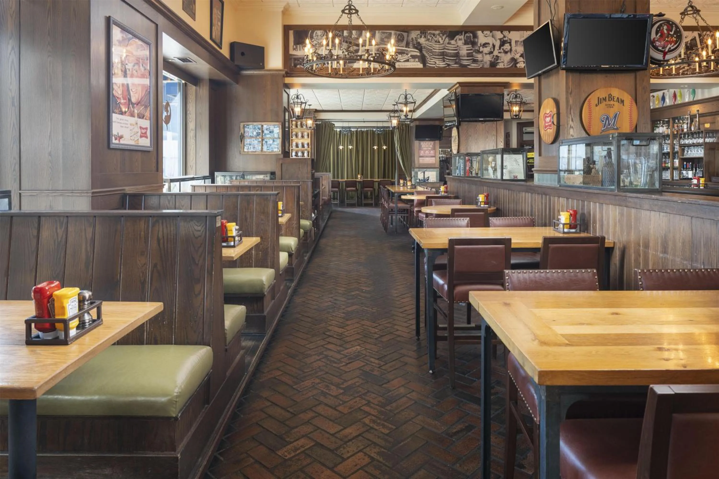 Lounge or bar in Hilton Milwaukee