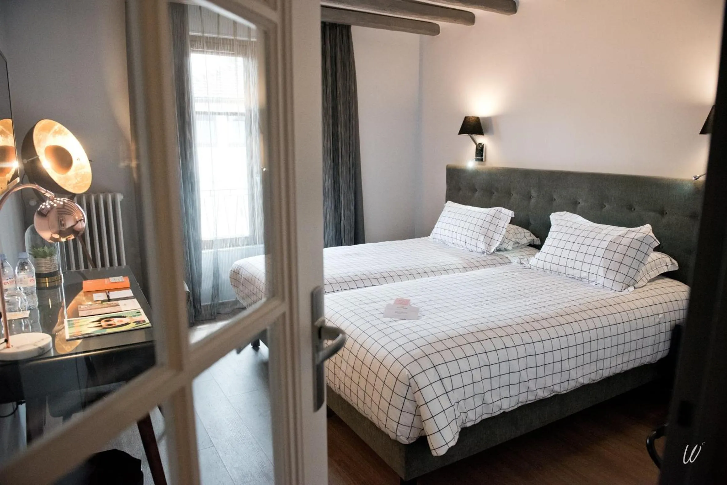 Photo of the whole room, Bed in Armes de Champagne