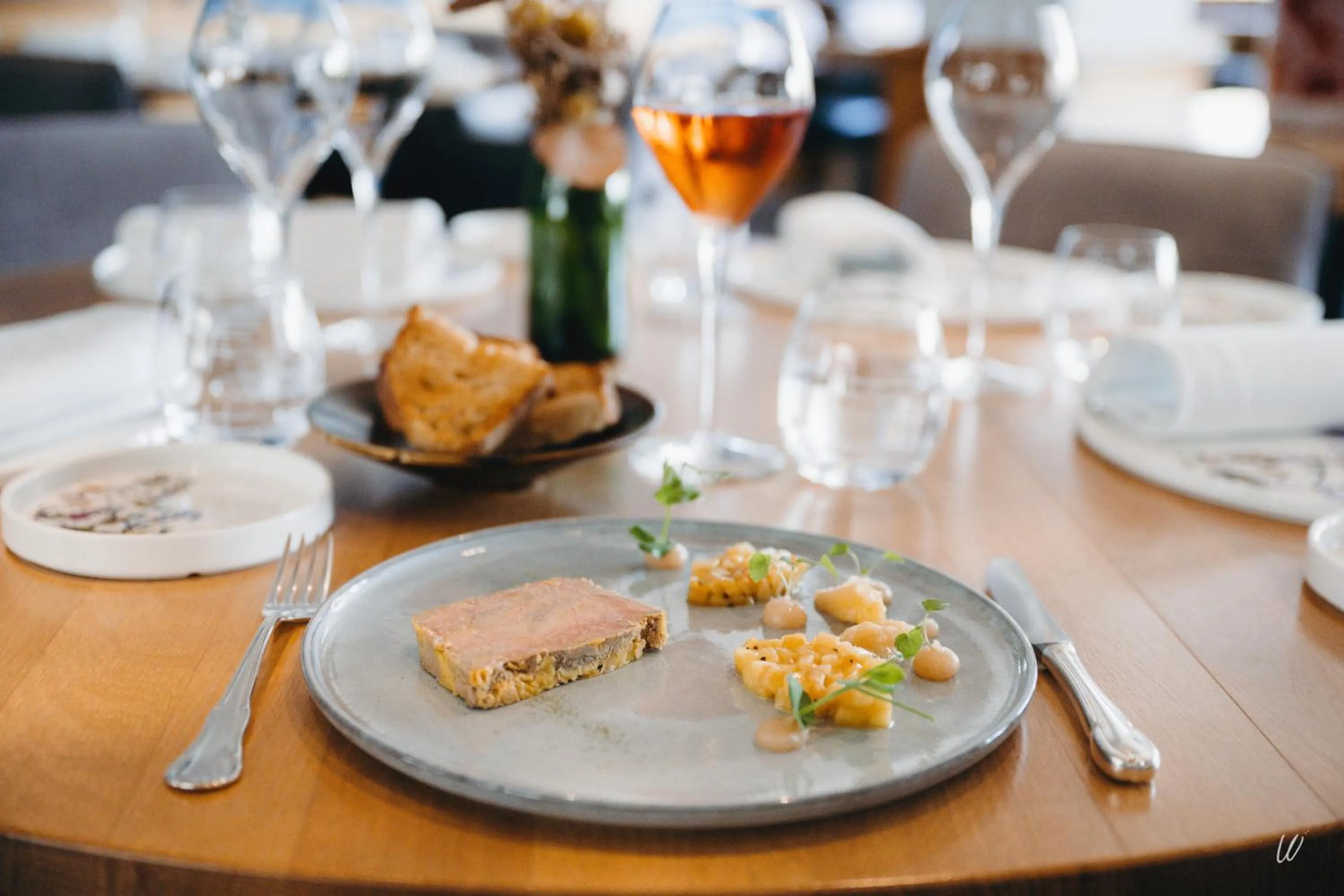 Restaurant/places to eat in Armes de Champagne