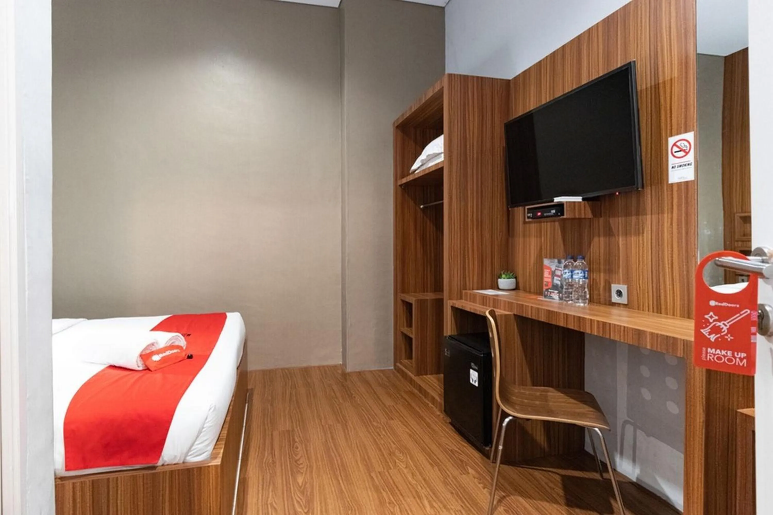 TV and multimedia, Bed in RedDoorz Premium near Centre Point Mall Medan