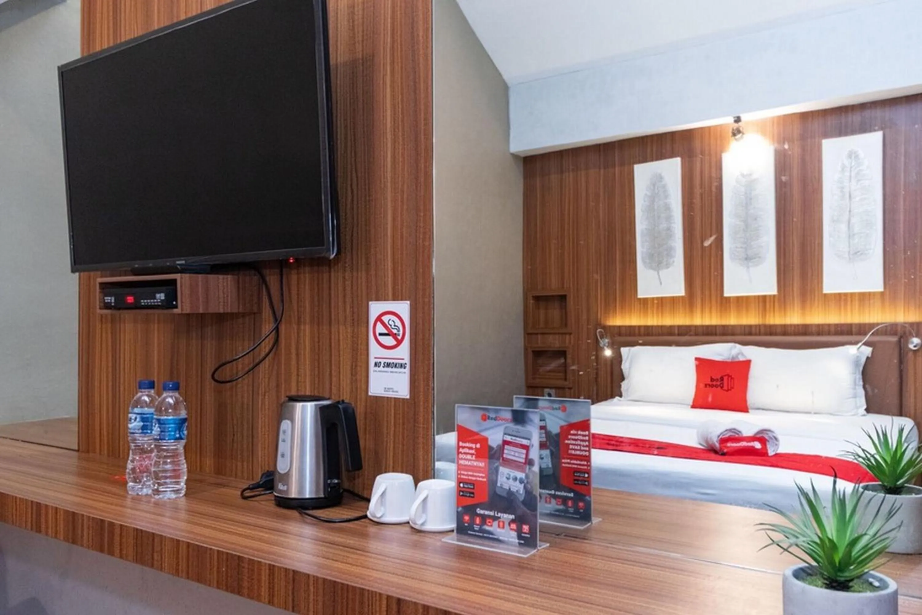 TV and multimedia, Bed in RedDoorz Premium near Centre Point Mall Medan