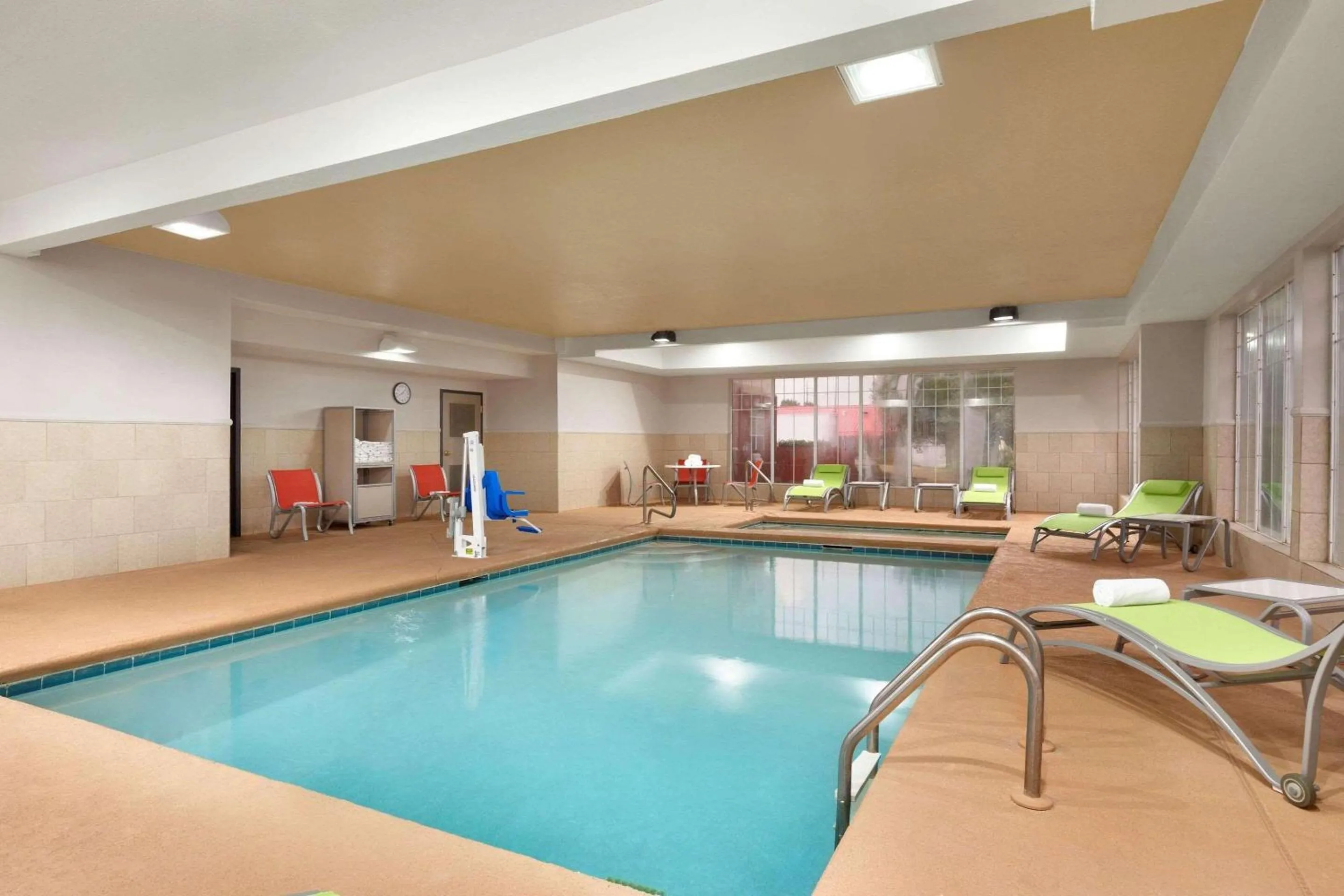 Swimming pool in Country Inn & Suites by Radisson, Warner Robins, GA