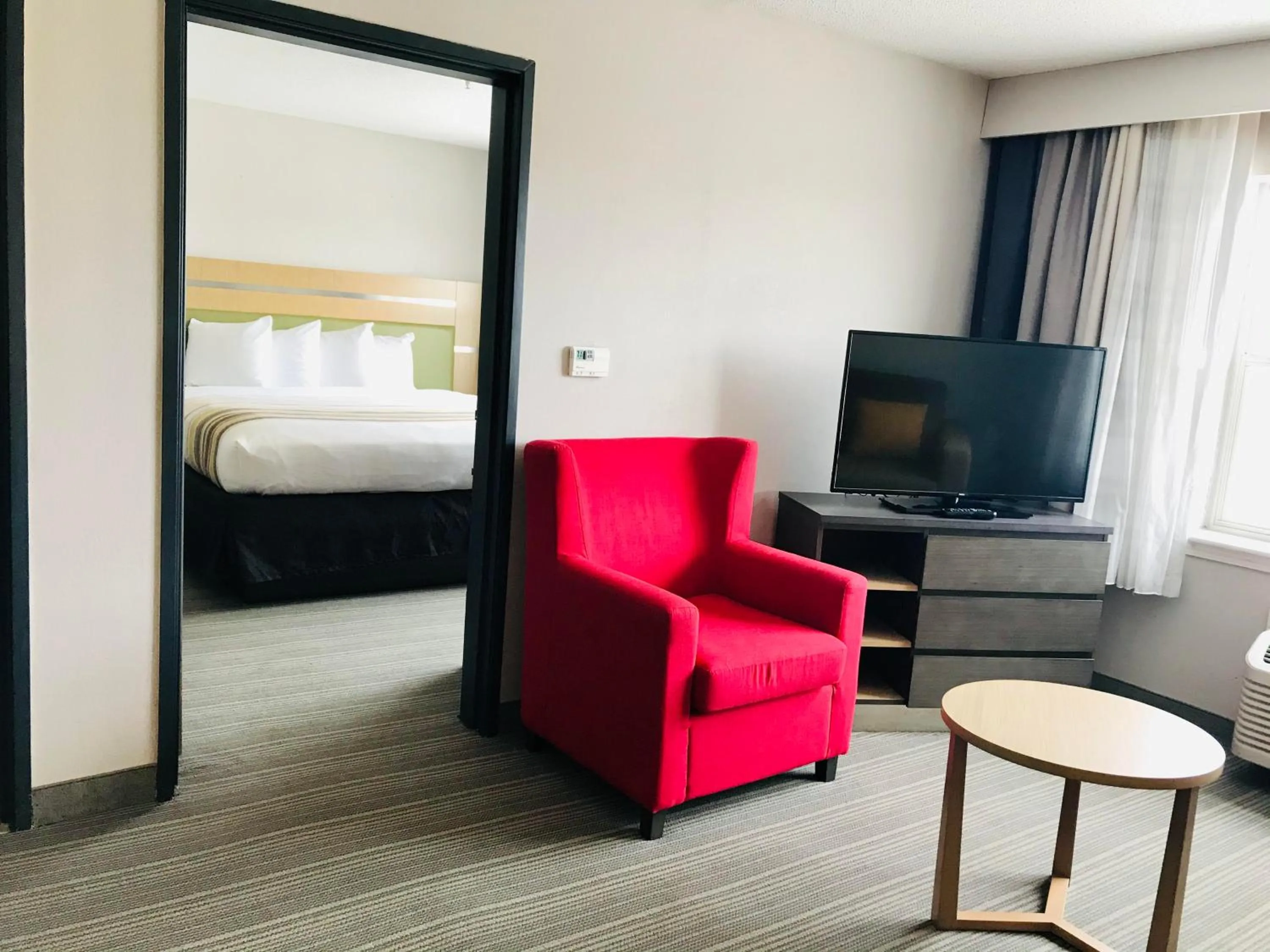 Photo of the whole room, Bed in Country Inn & Suites by Radisson, Warner Robins, GA