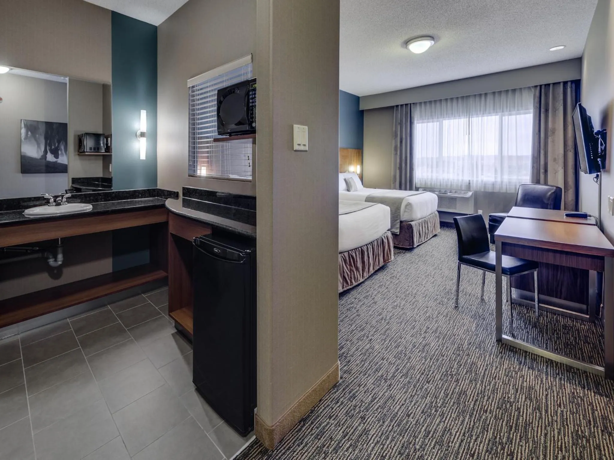 Shower, Bed in Heritage Inn Hotel & Convention Centre - Pincher Creek