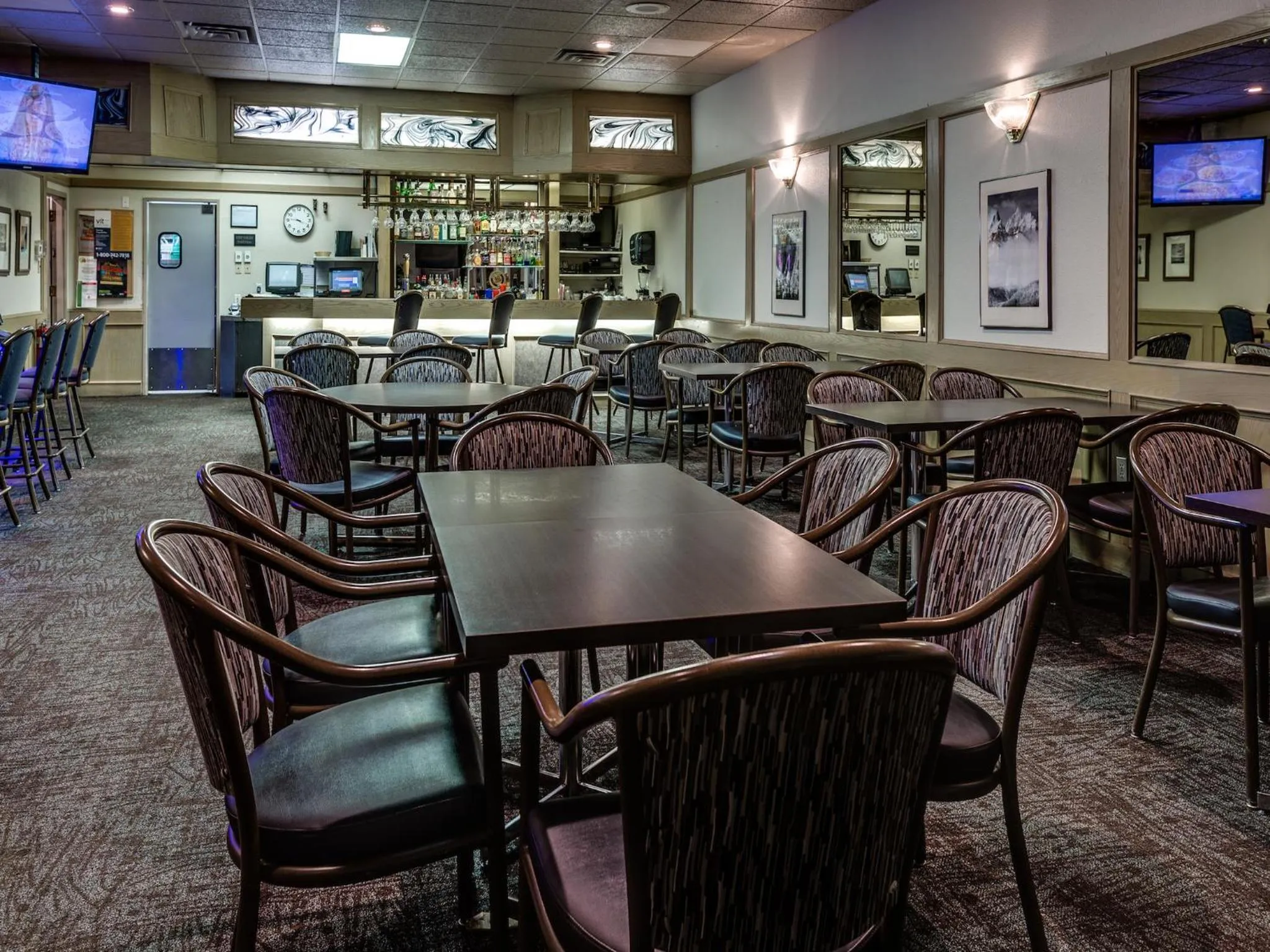 Lounge or bar in Heritage Inn Hotel & Convention Centre - Pincher Creek