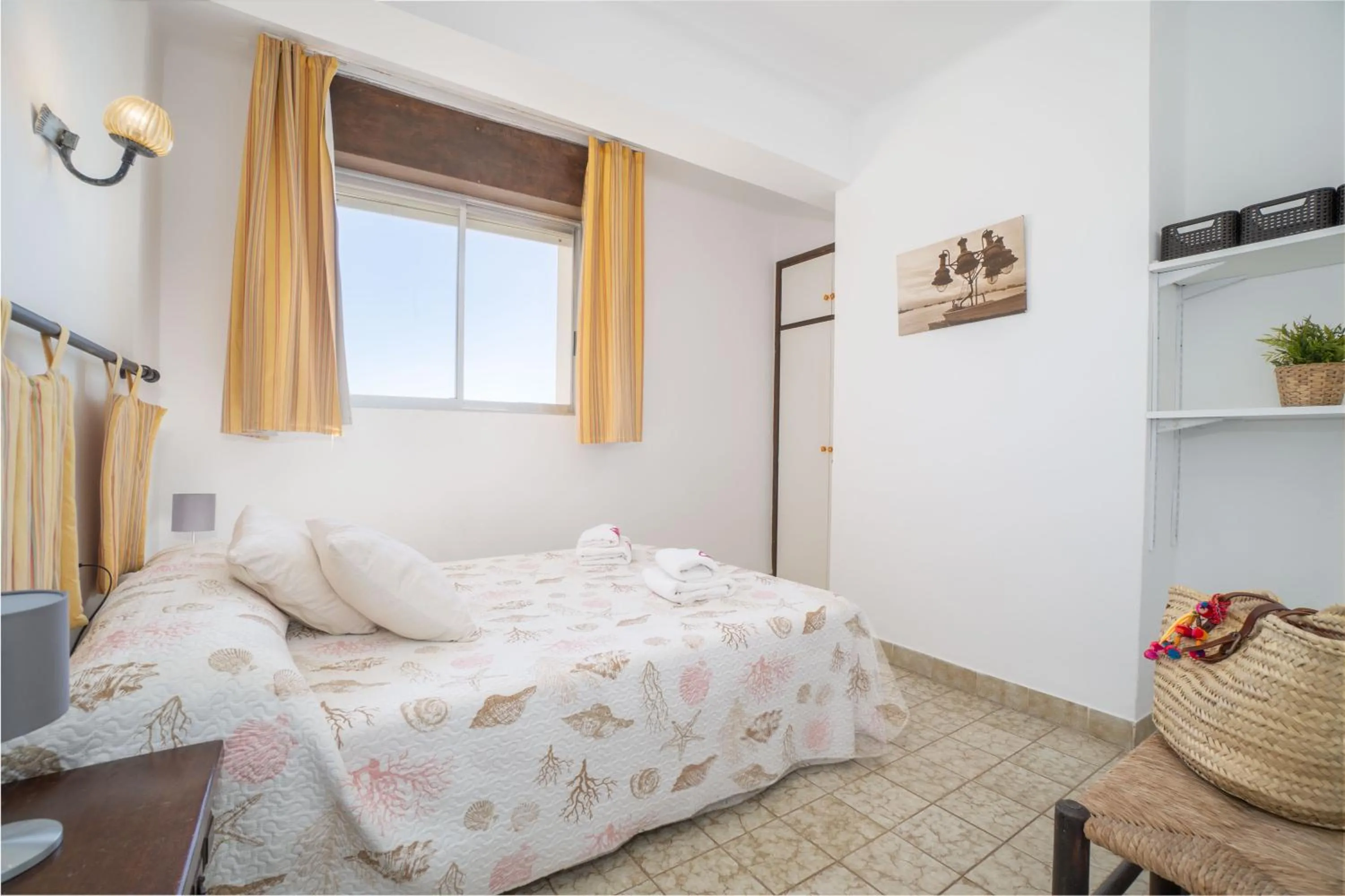 Bedroom, Bed in Basic Comfort Apartment Canigo 0030