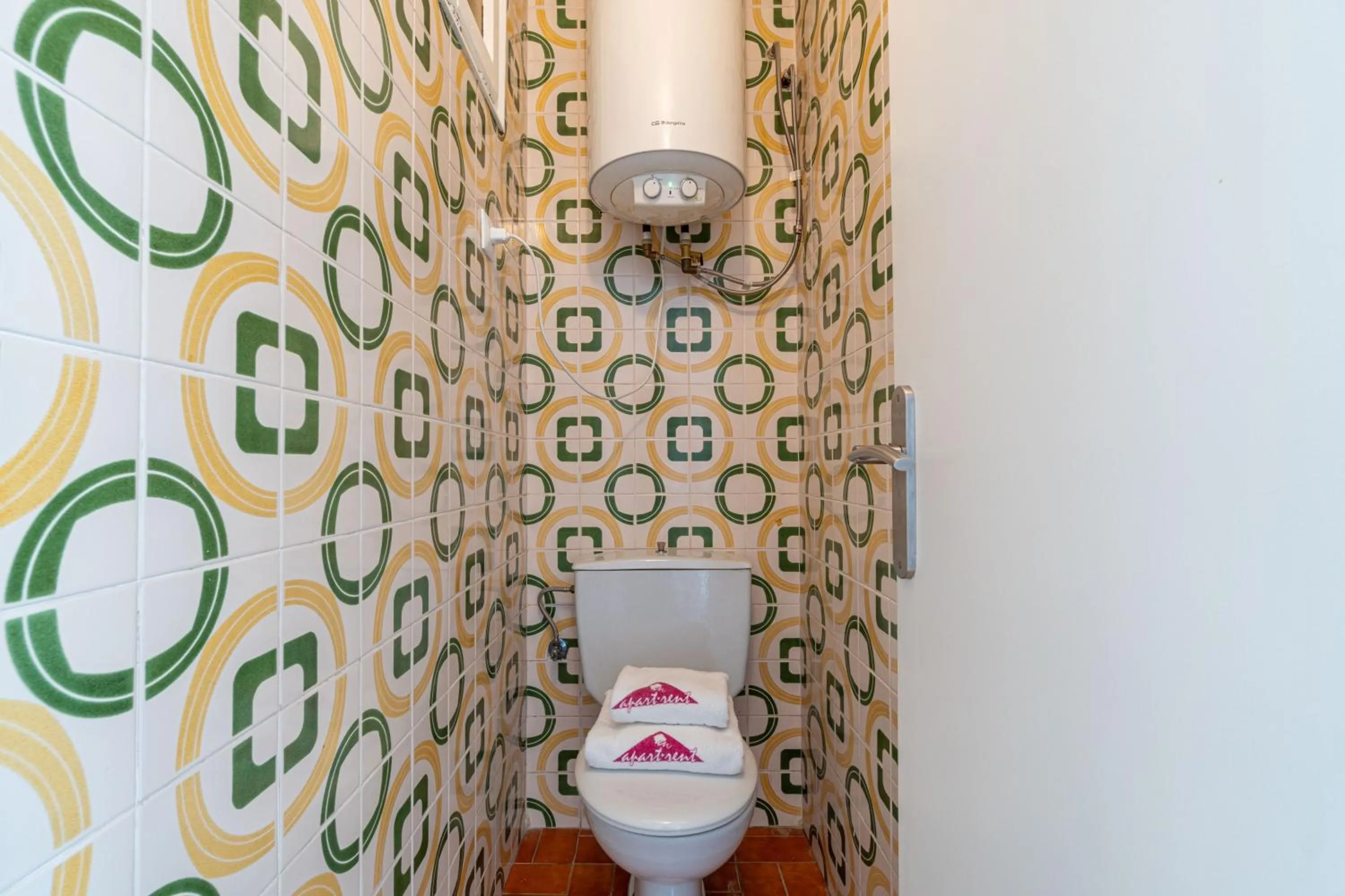 Toilet in Basic Comfort Apartment Canigo 0030