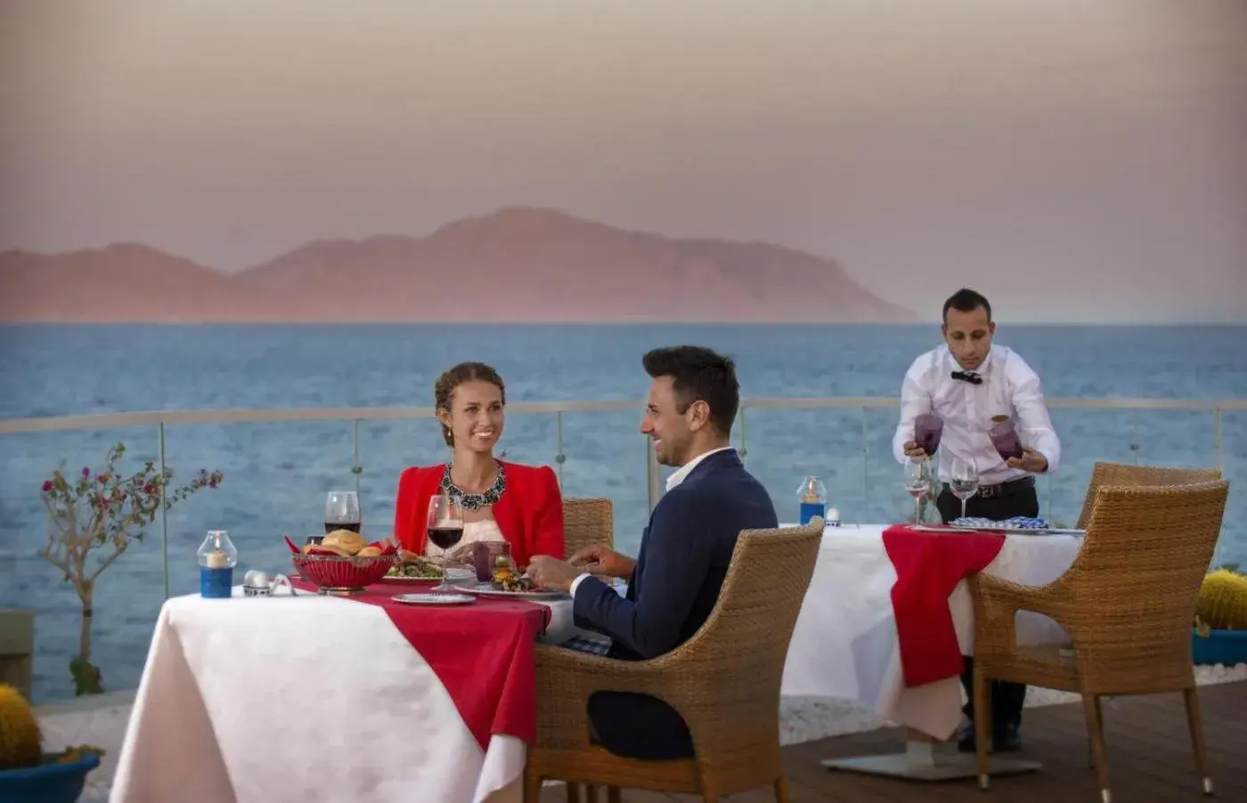 Restaurant/Places to Eat in Sunrise Arabian Beach Resort