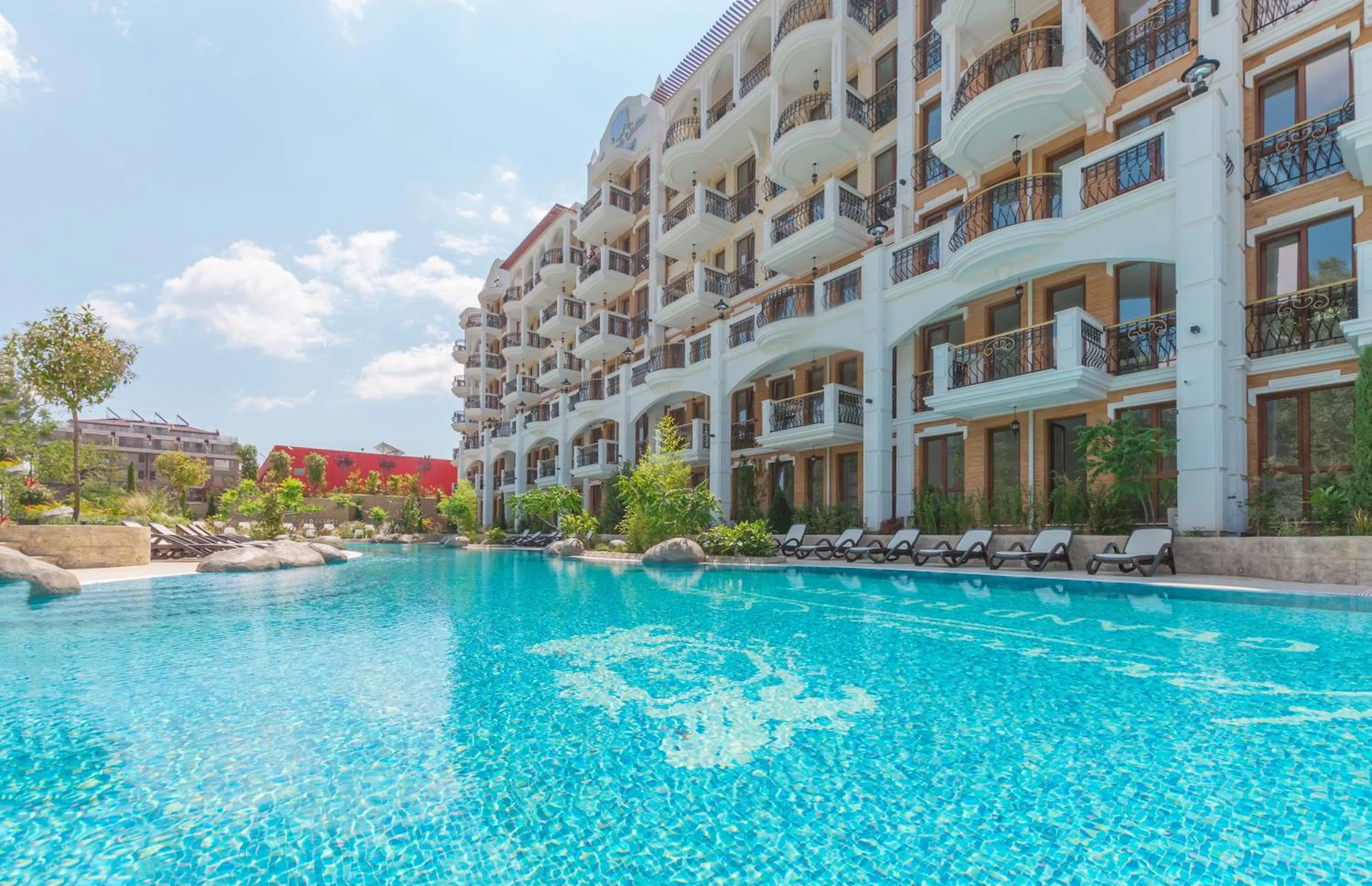 Swimming pool in Harmony Suites Grand Resort