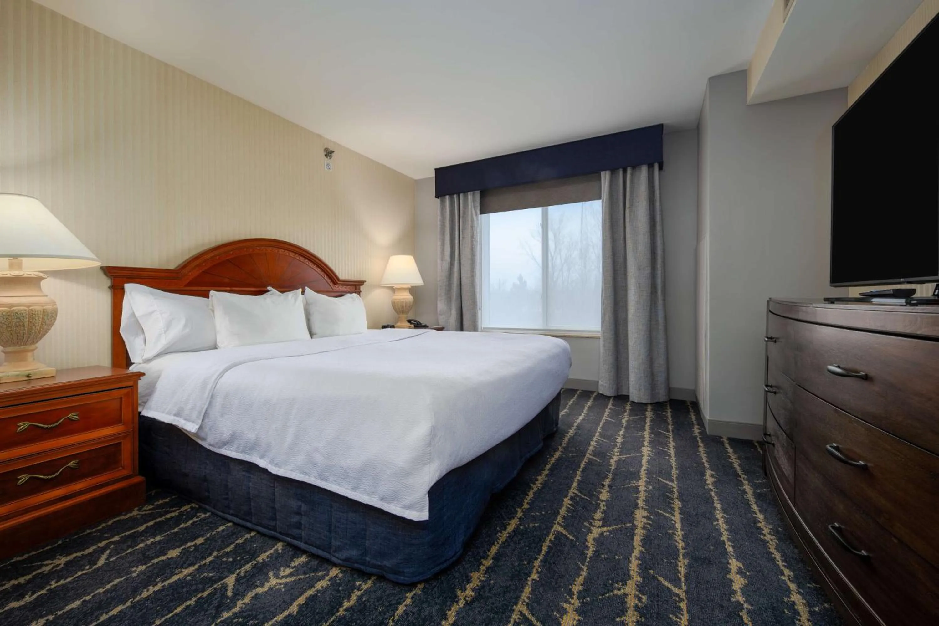 Bed in Hilton Garden Inn Milwaukee Northwest Conference Center