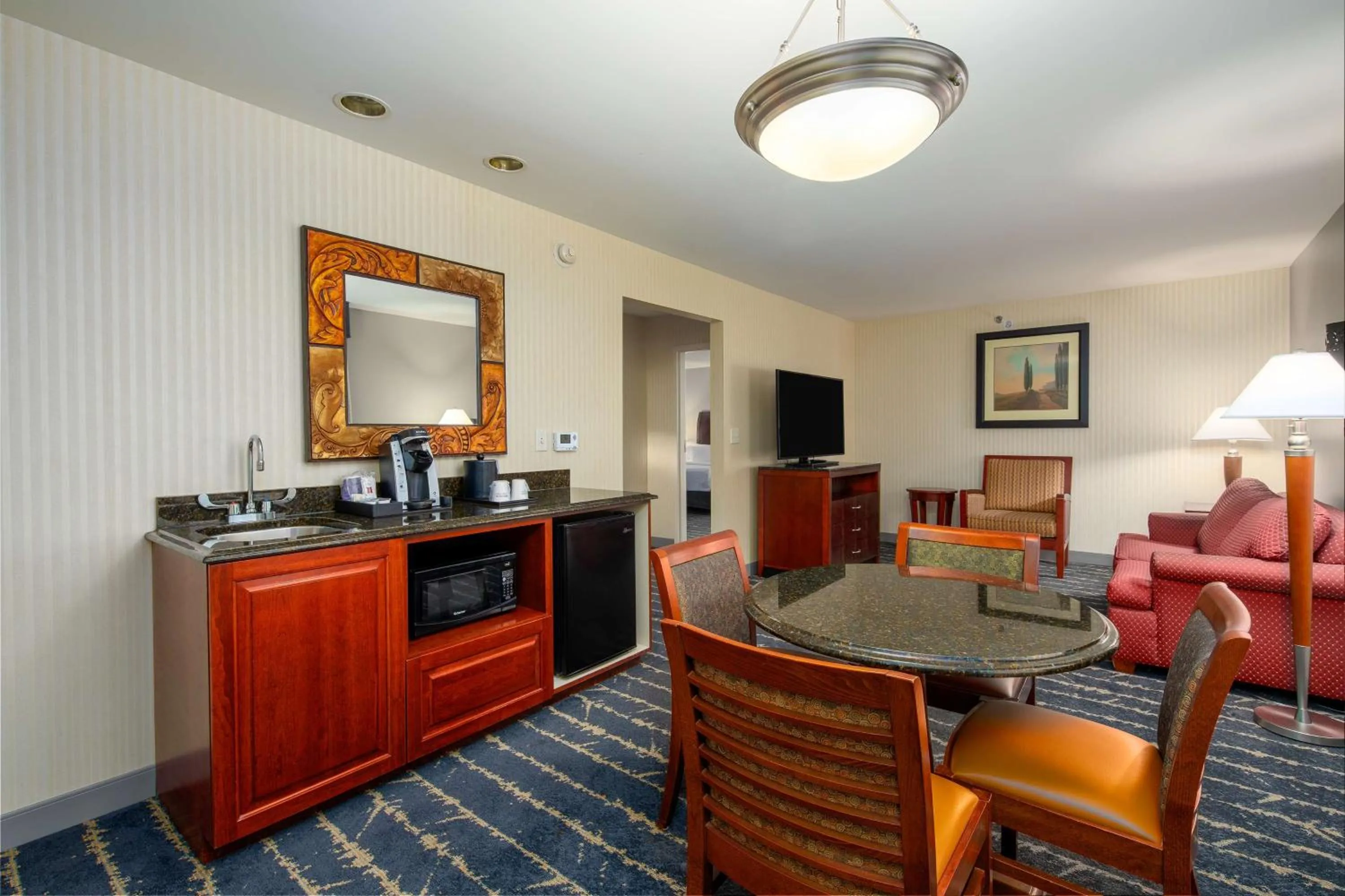 Living room in Hilton Garden Inn Milwaukee Northwest Conference Center