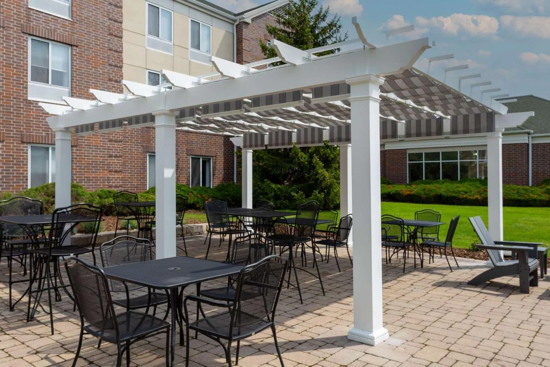 Patio in Hilton Garden Inn Milwaukee Northwest Conference Center