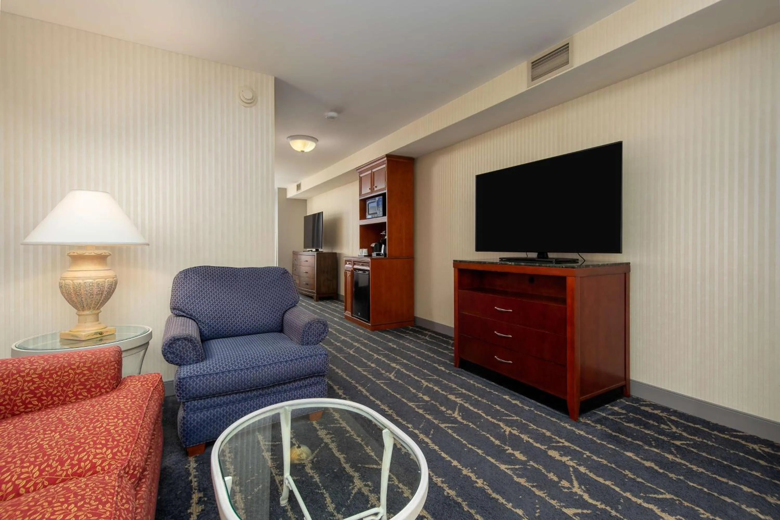 Living room in Hilton Garden Inn Milwaukee Northwest Conference Center