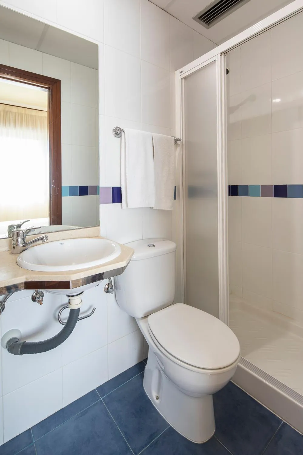 Shower in Pensión Venus