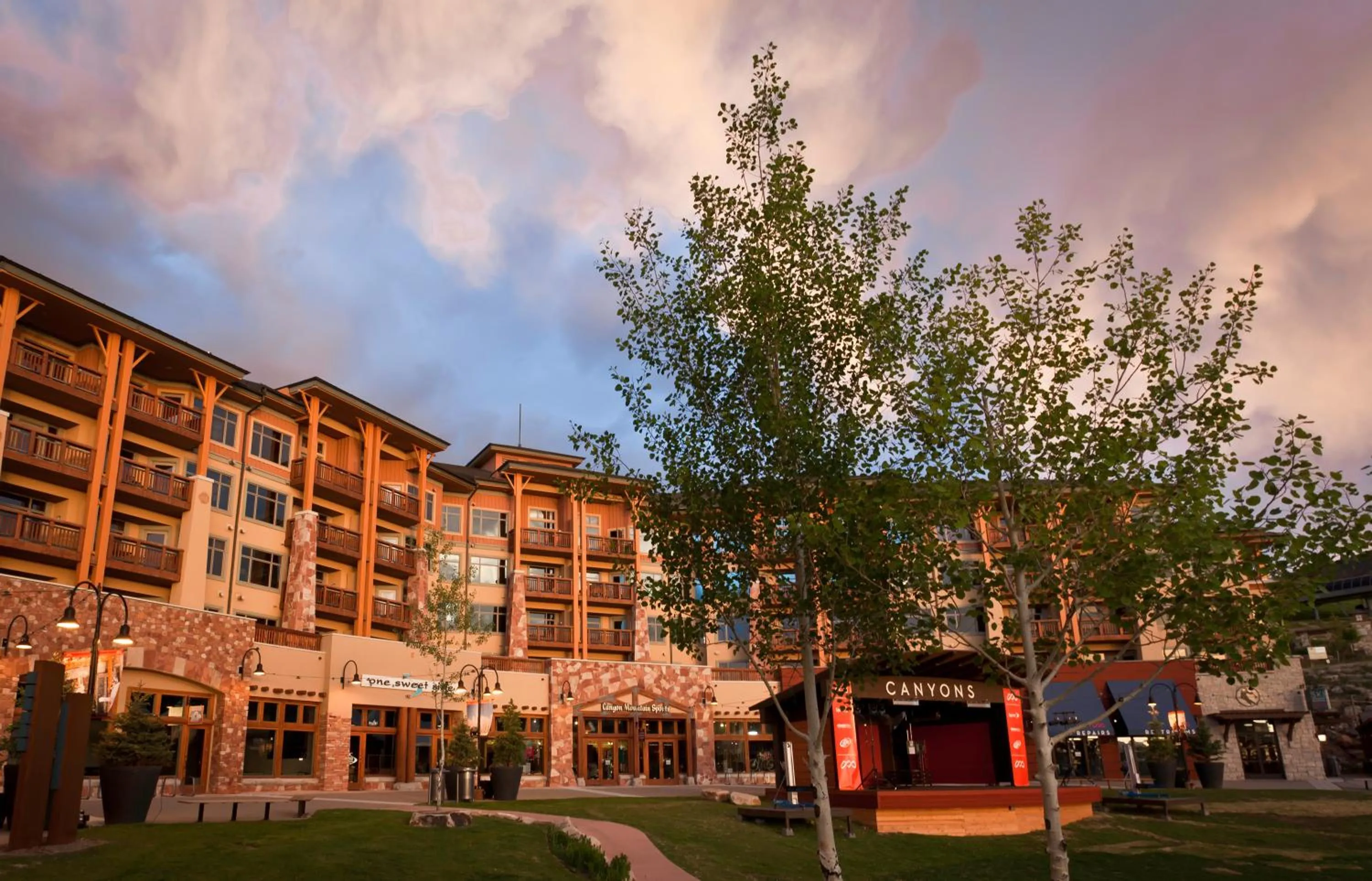 Facade/entrance in Sundial Lodge by All Seasons Resort Lodging