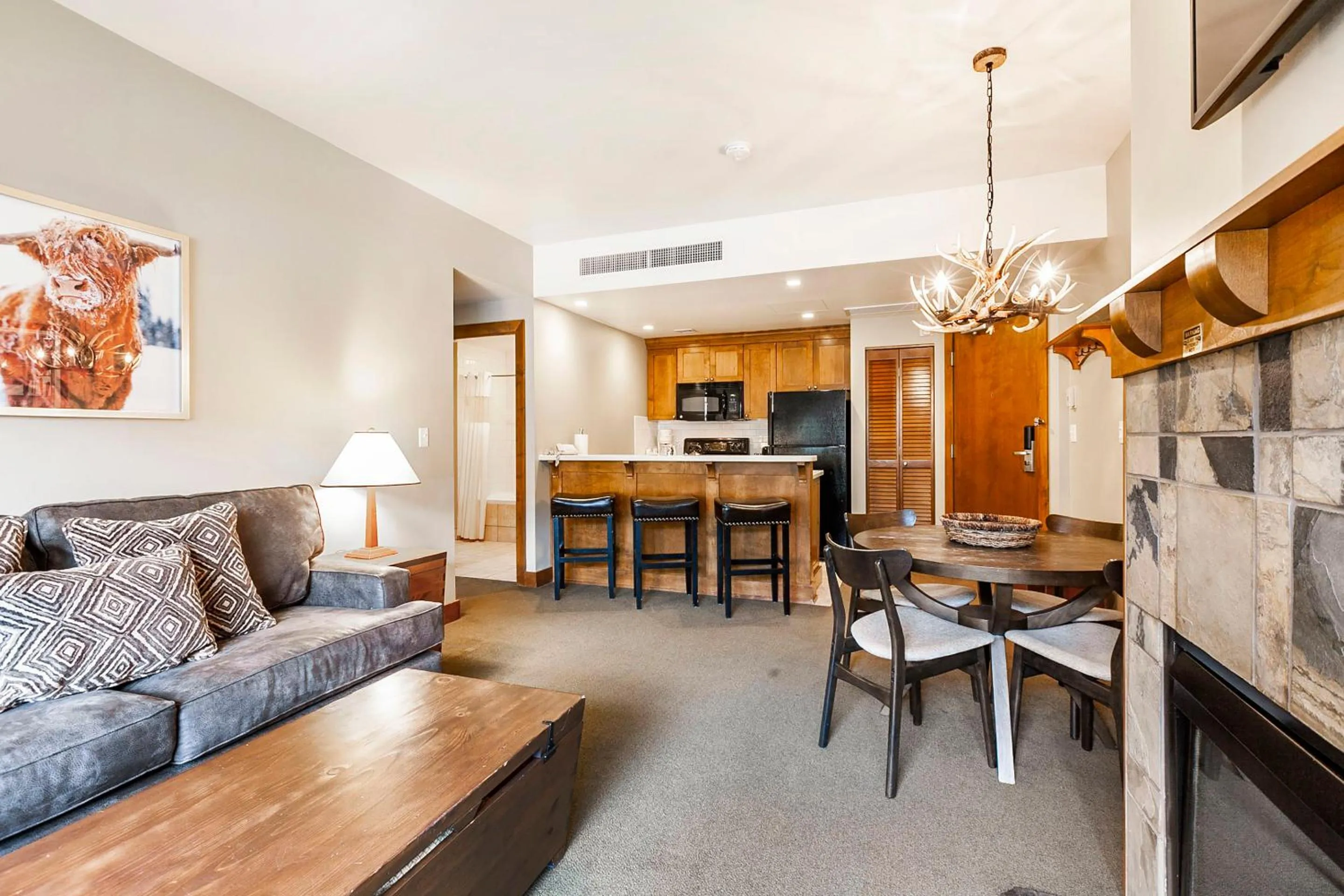 Living room in Sundial Lodge by All Seasons Resort Lodging