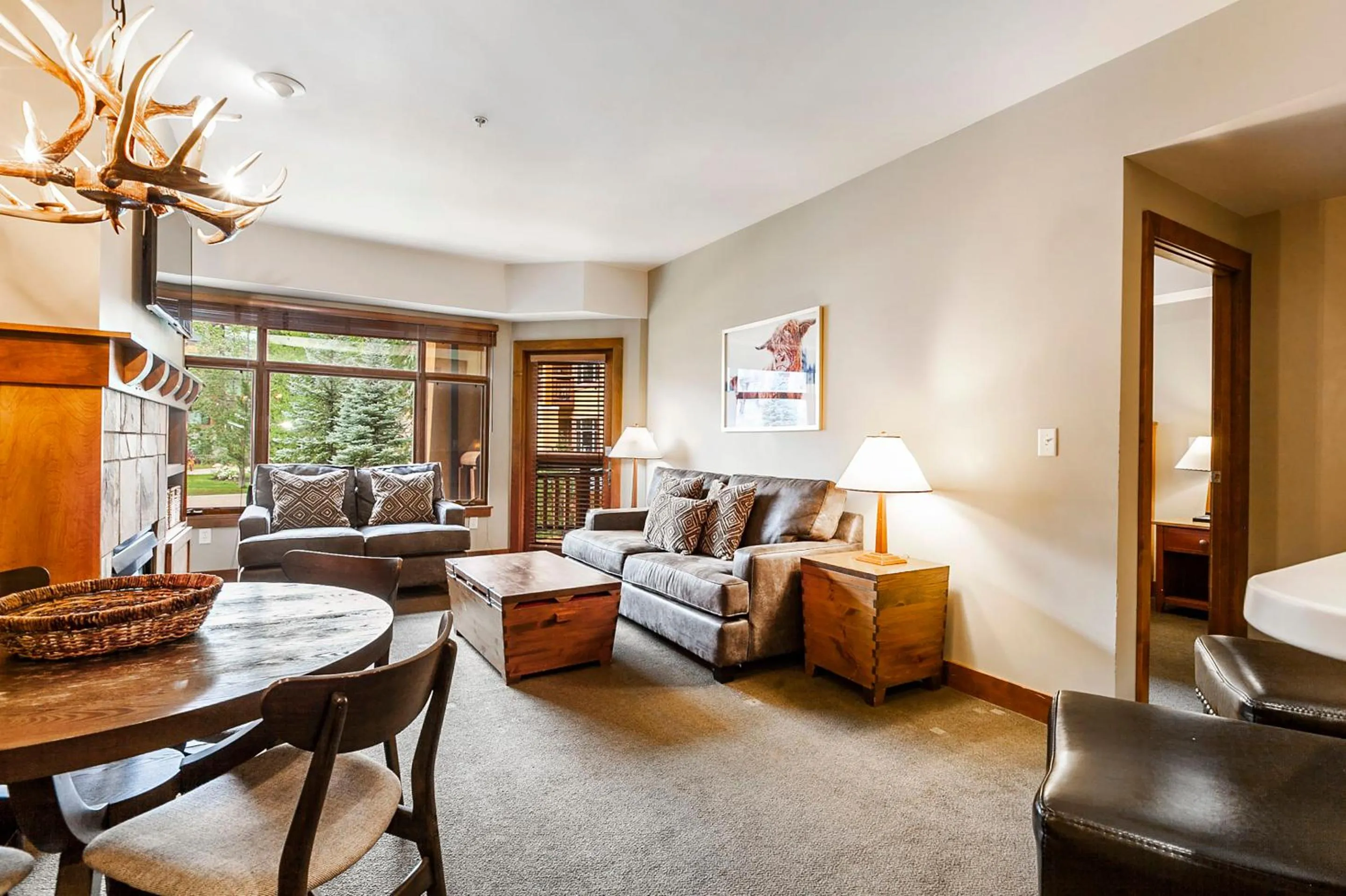 Living room in Sundial Lodge by All Seasons Resort Lodging
