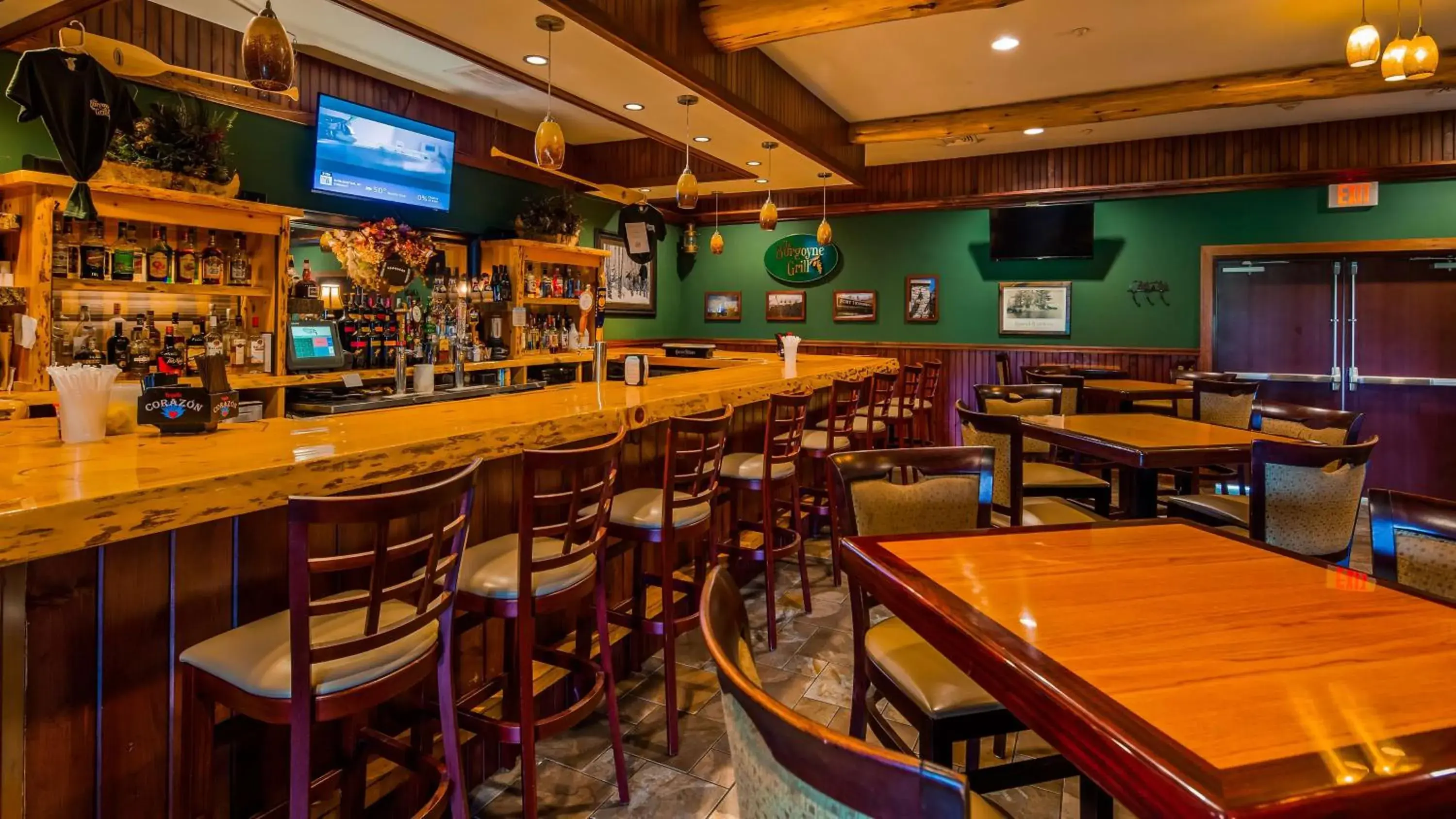 Lounge or bar in Best Western Plus Ticonderoga Lounge or bar in Best Western Plus Ticonderoga