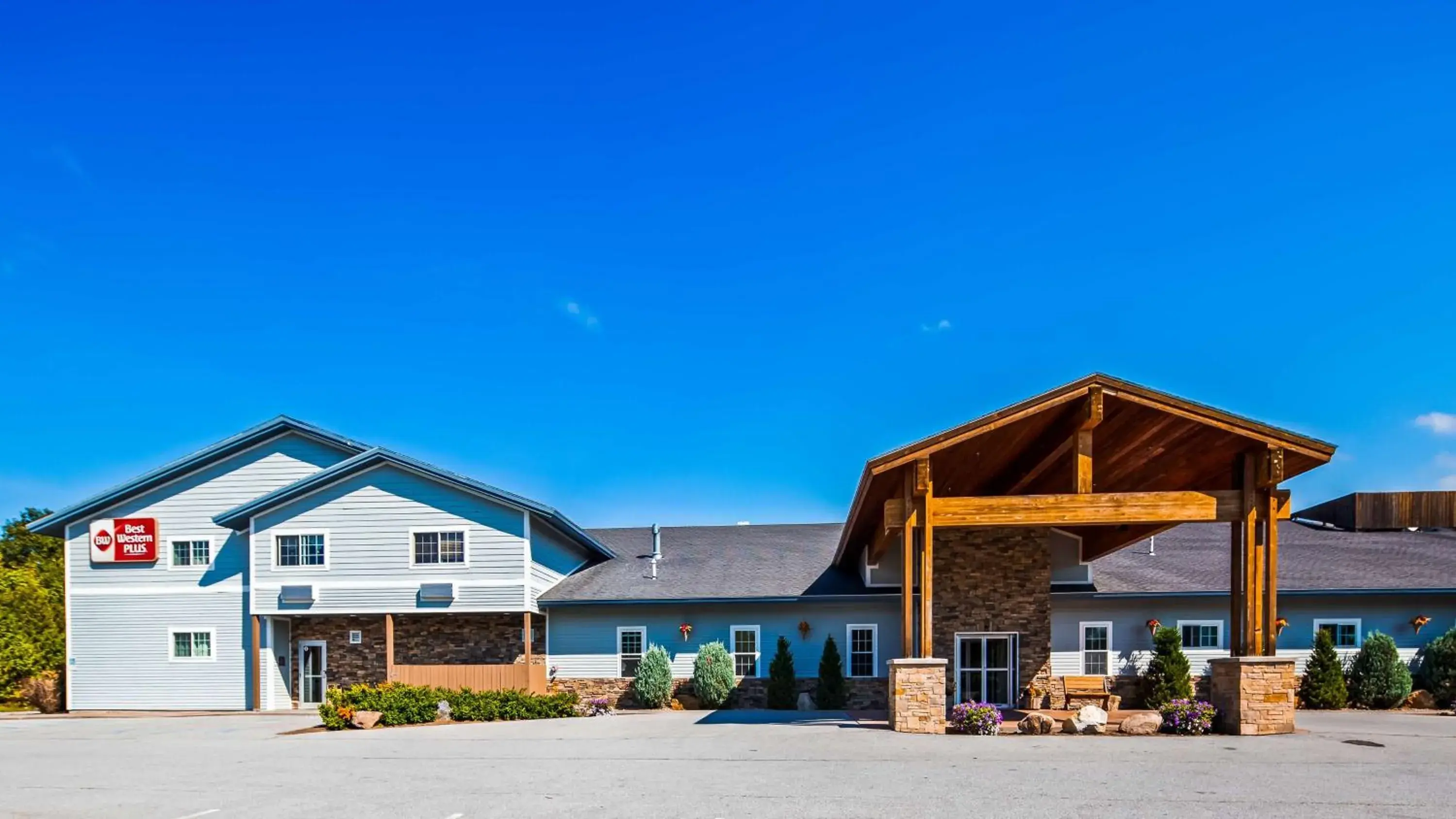 Property building in Best Western Plus Ticonderoga Property building in Best Western Plus Ticonderoga