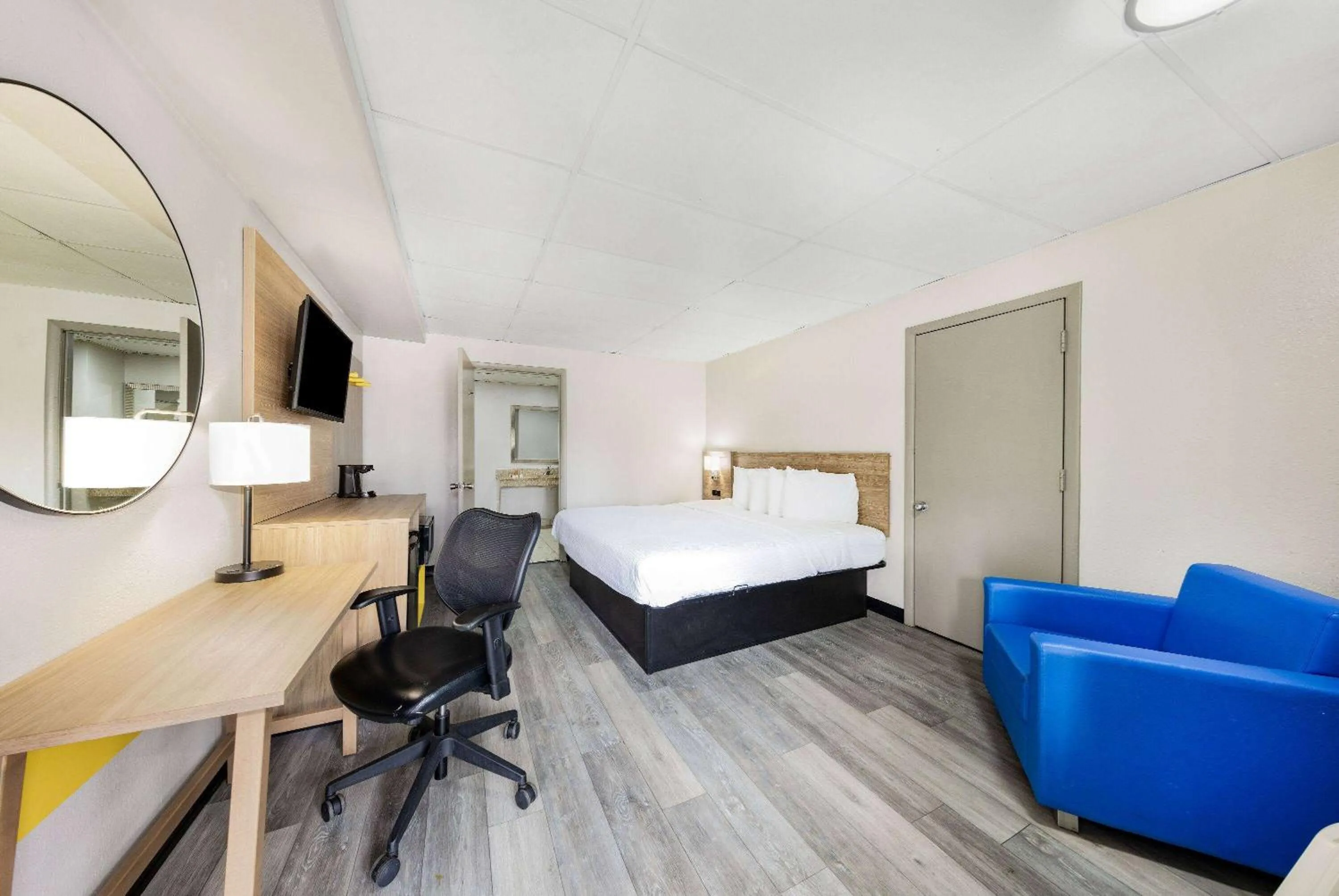 Photo of the whole room, Bed in Days Inn by Wyndham Fredericksburg North