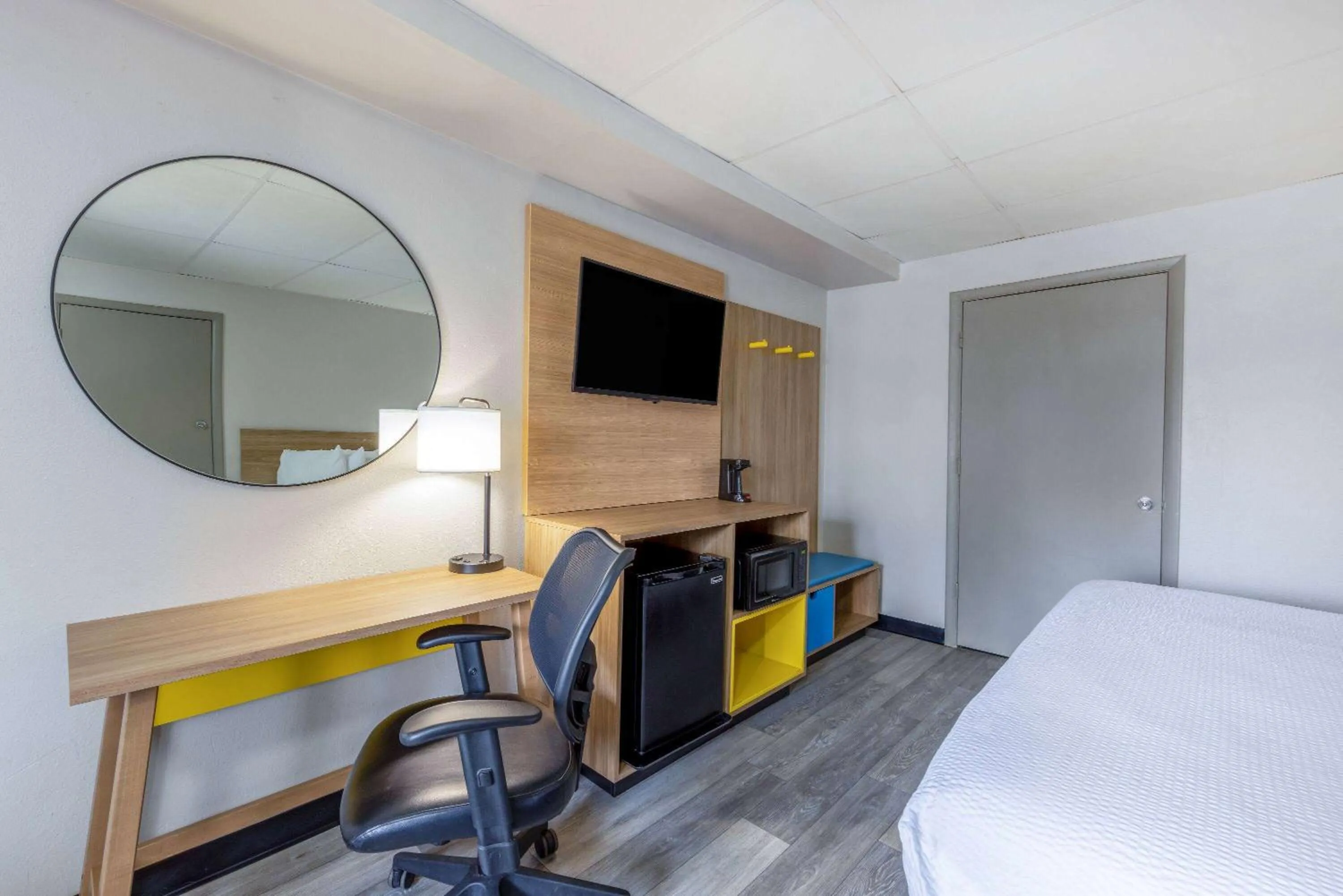 Photo of the whole room, Bed in Days Inn by Wyndham Fredericksburg North