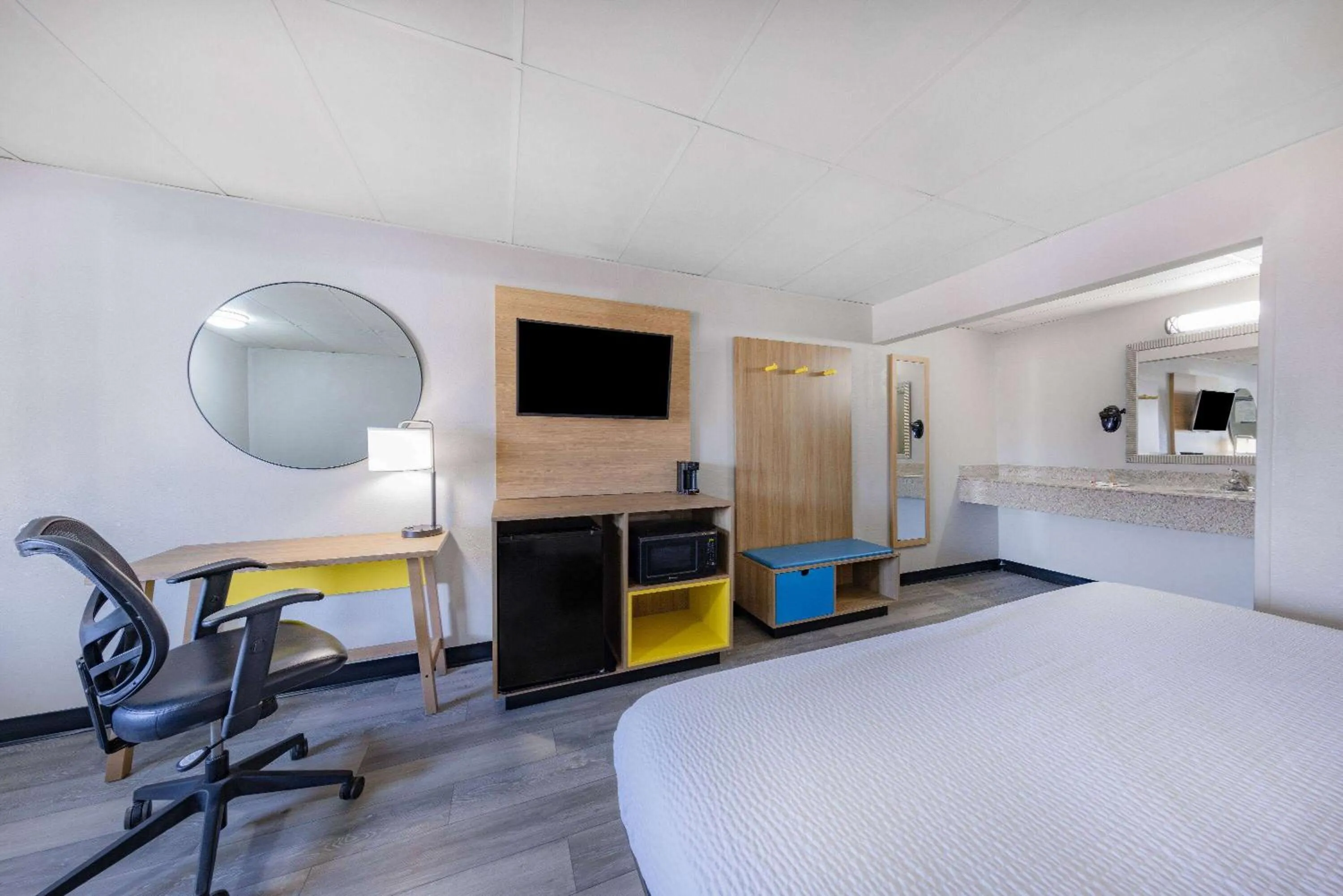 Photo of the whole room, Bed in Days Inn by Wyndham Fredericksburg North