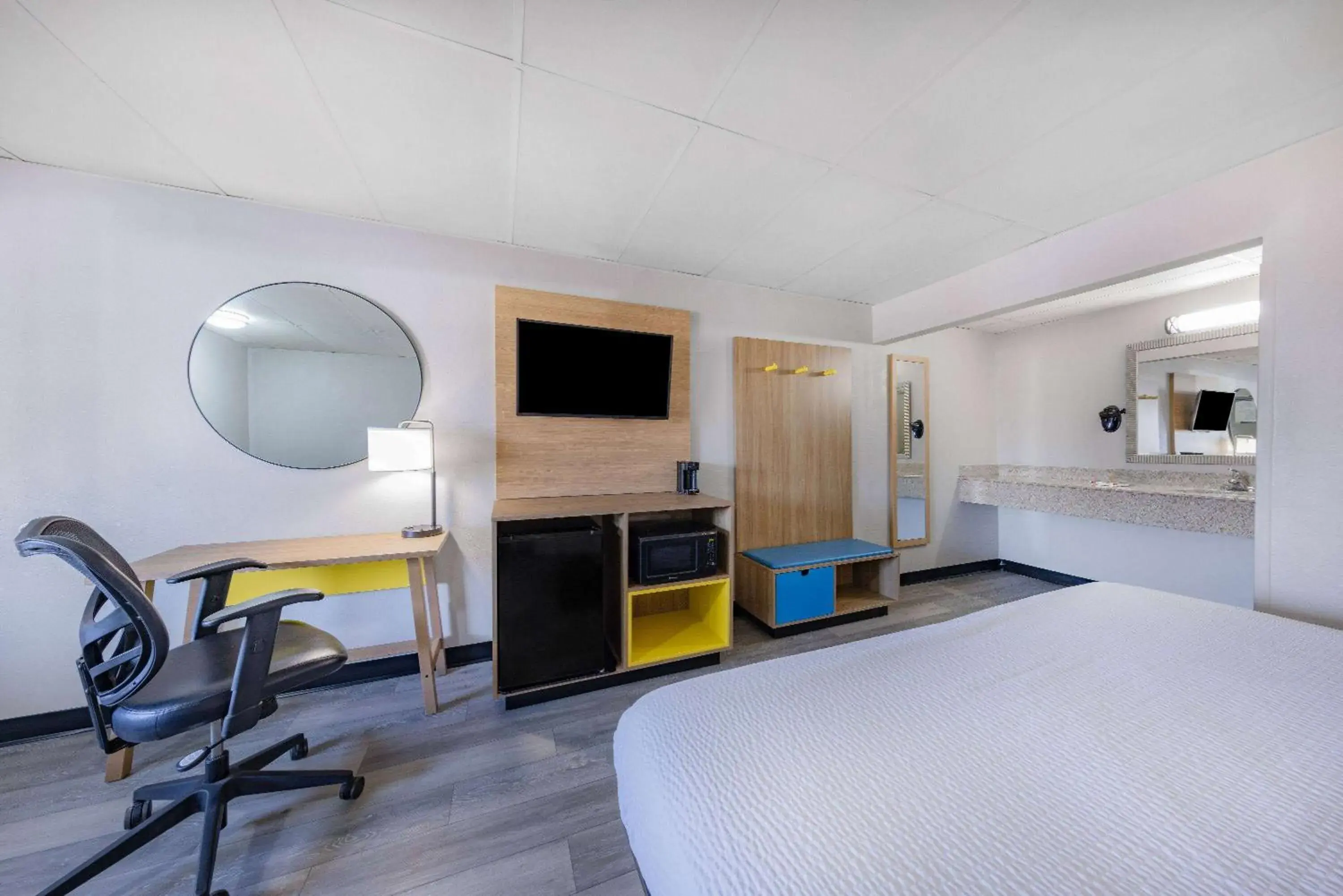 Photo of the whole room, Bed in Days Inn by Wyndham Fredericksburg North Photo of the whole room, Bed in Days Inn by Wyndham Fredericksburg North