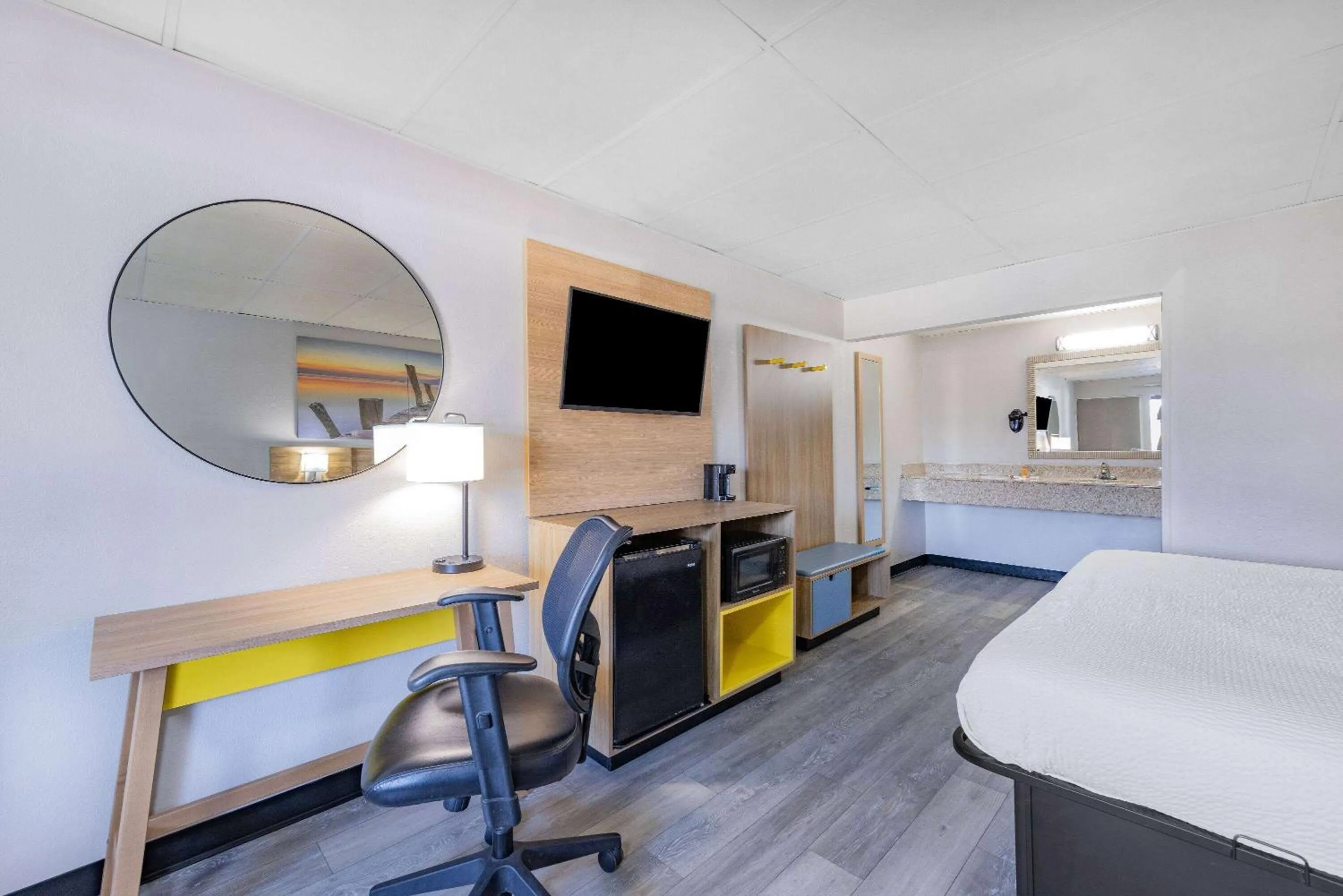 Photo of the whole room, Bed in Days Inn by Wyndham Fredericksburg North