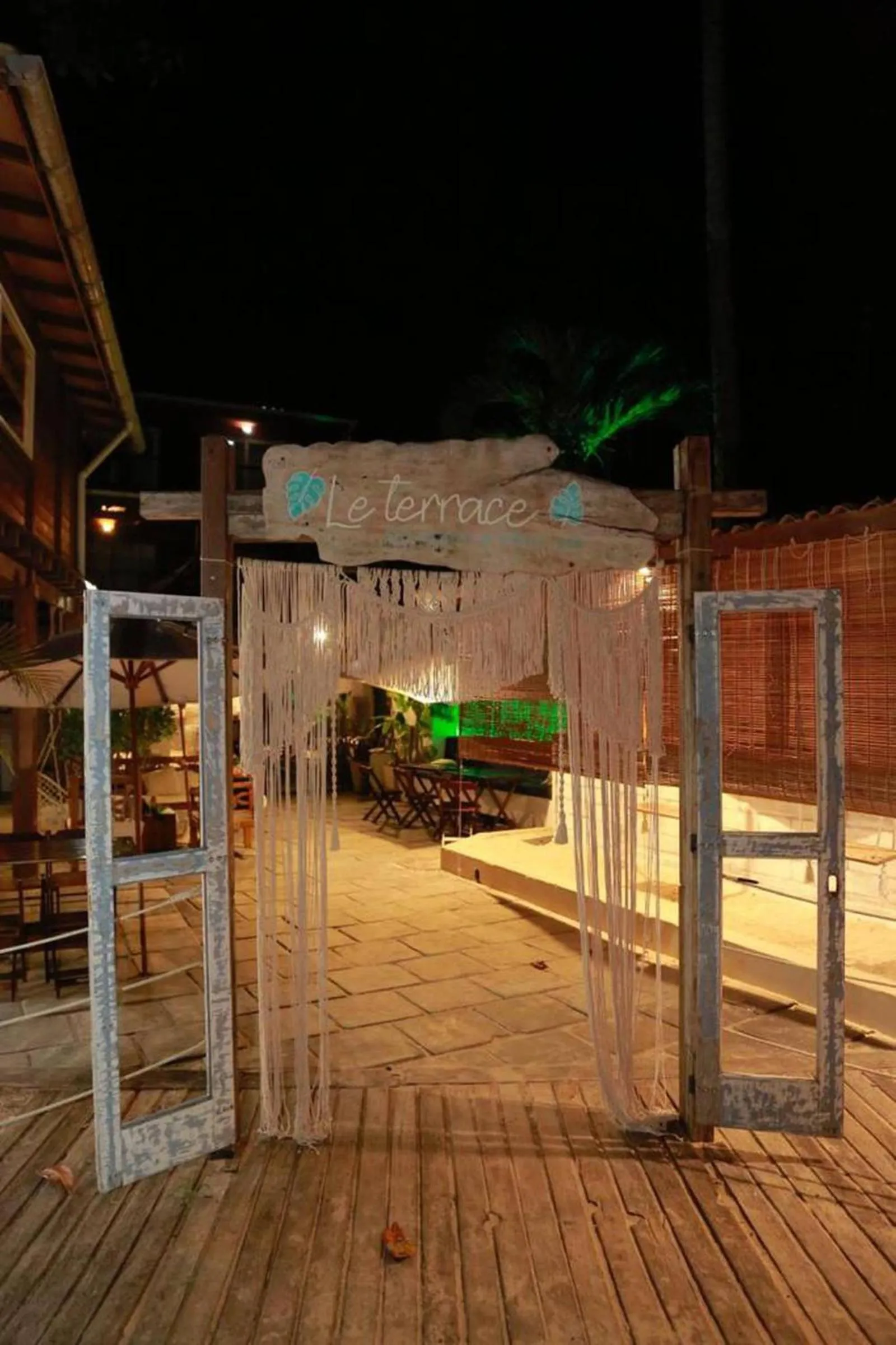 Restaurant/places to eat in Le Terrace