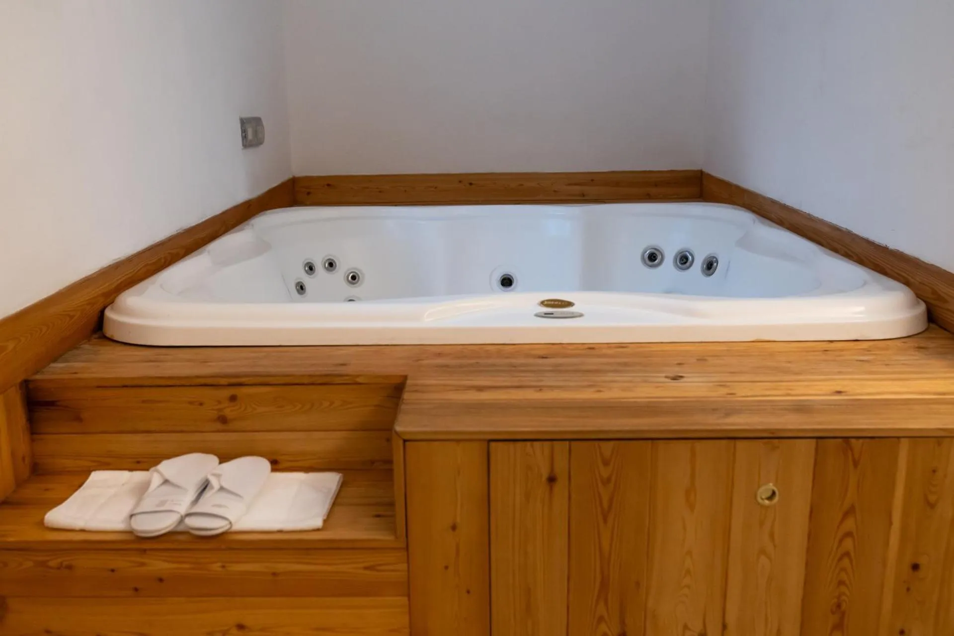 Hot Tub in Secret Garden Resort & Spa