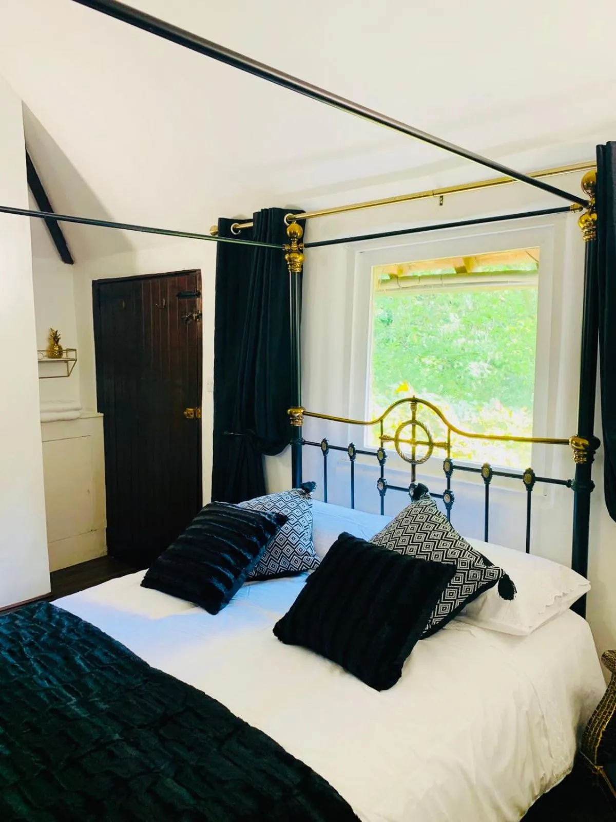 Bed in Oldlands Farmhouse Gatwick