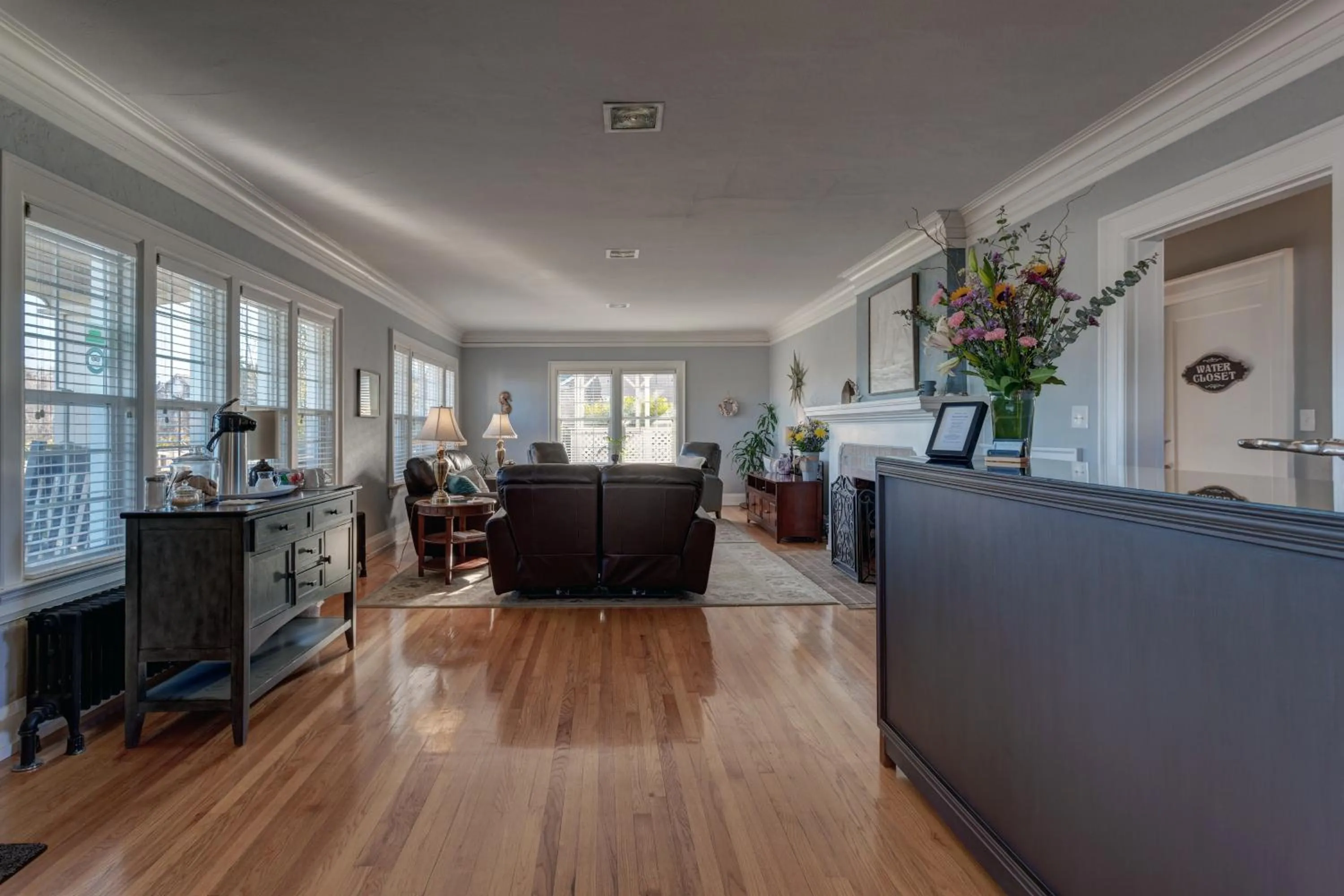 Communal lounge/ TV room in Nantucket Inn - Anacortes