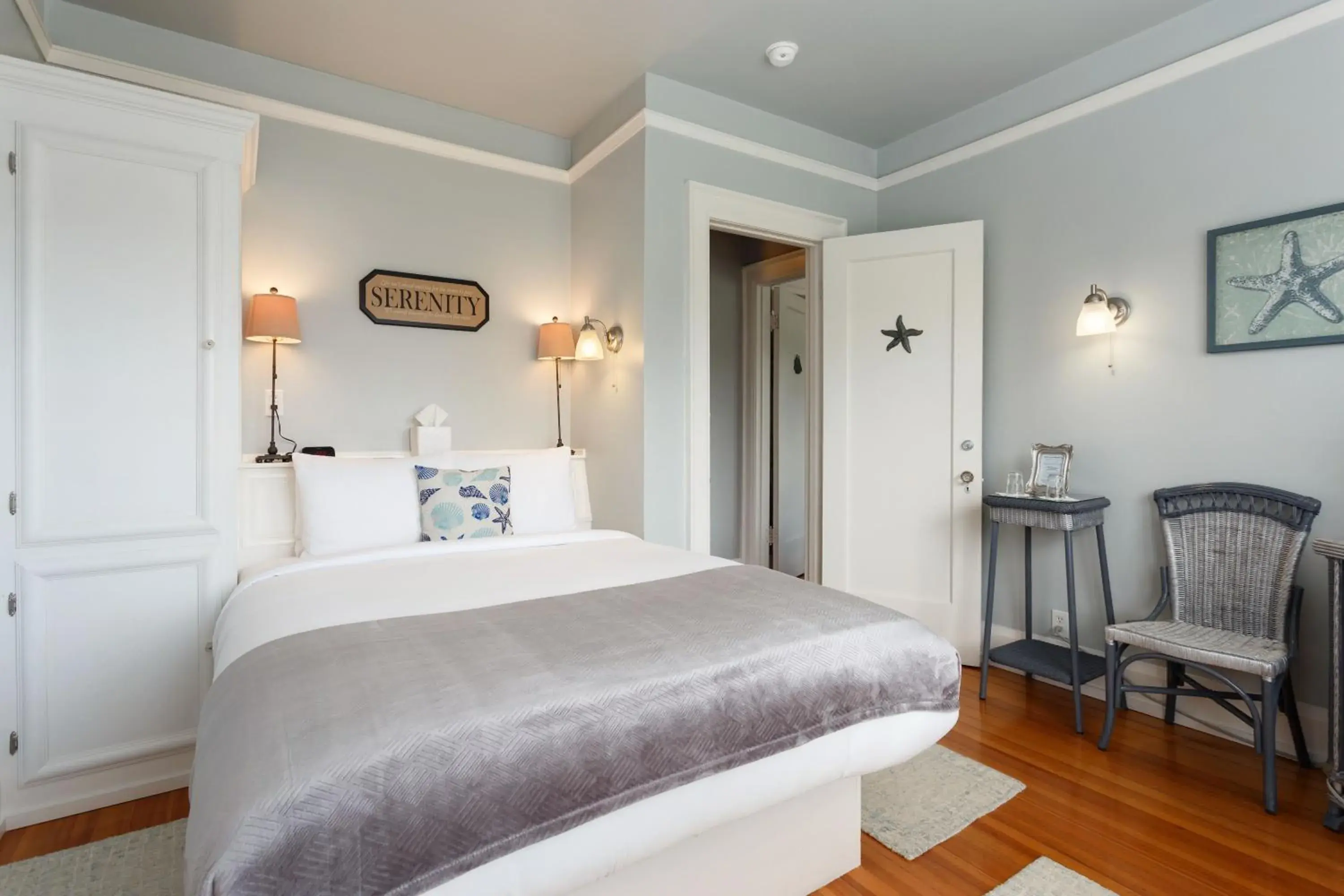 Standard Queen Room - Reef in Nantucket Inn - Anacortes Standard Queen Room - Reef in Nantucket Inn - Anacortes