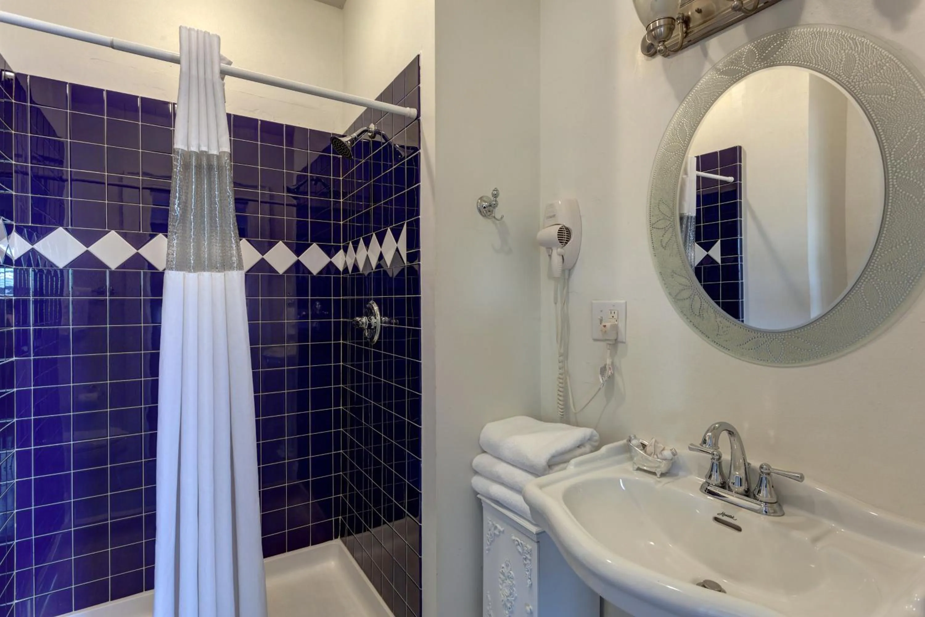 Bathroom in Nantucket Inn - Anacortes