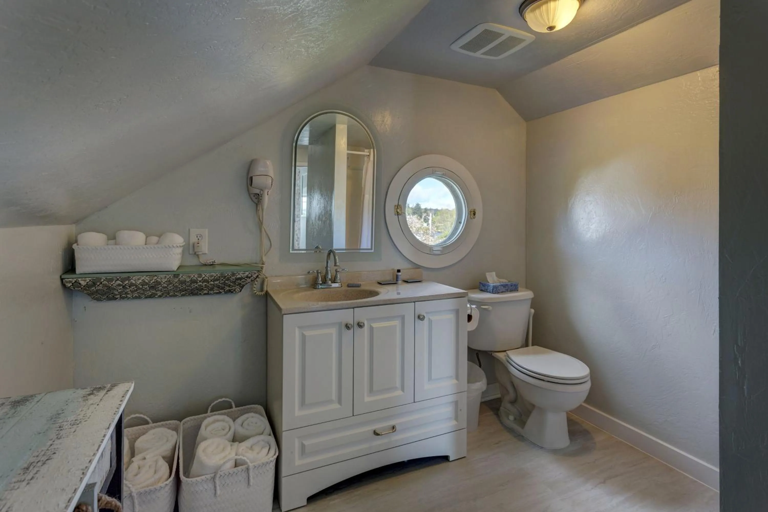 Garden view in Nantucket Inn - Anacortes