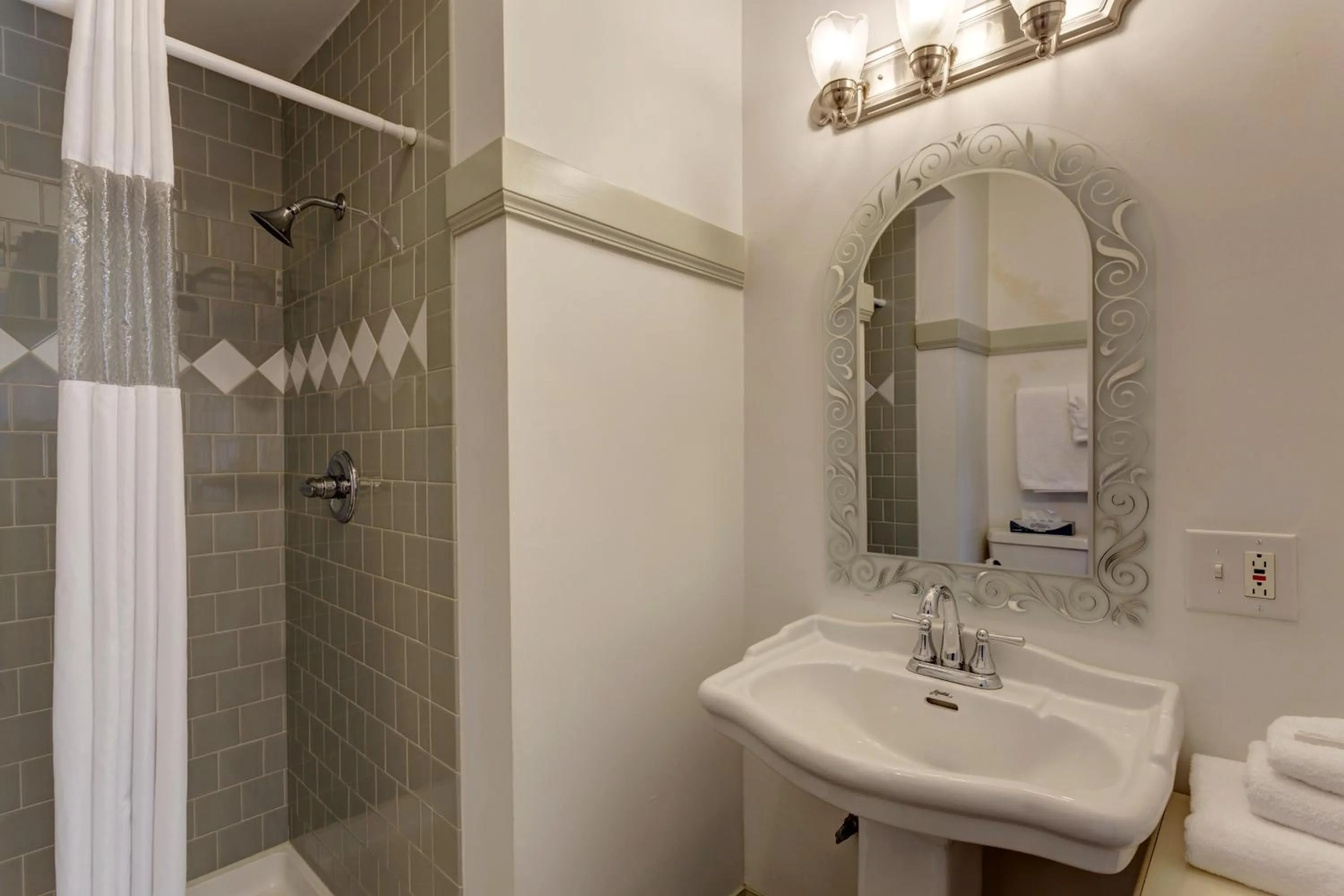 Nantucket Inn - Anacortes