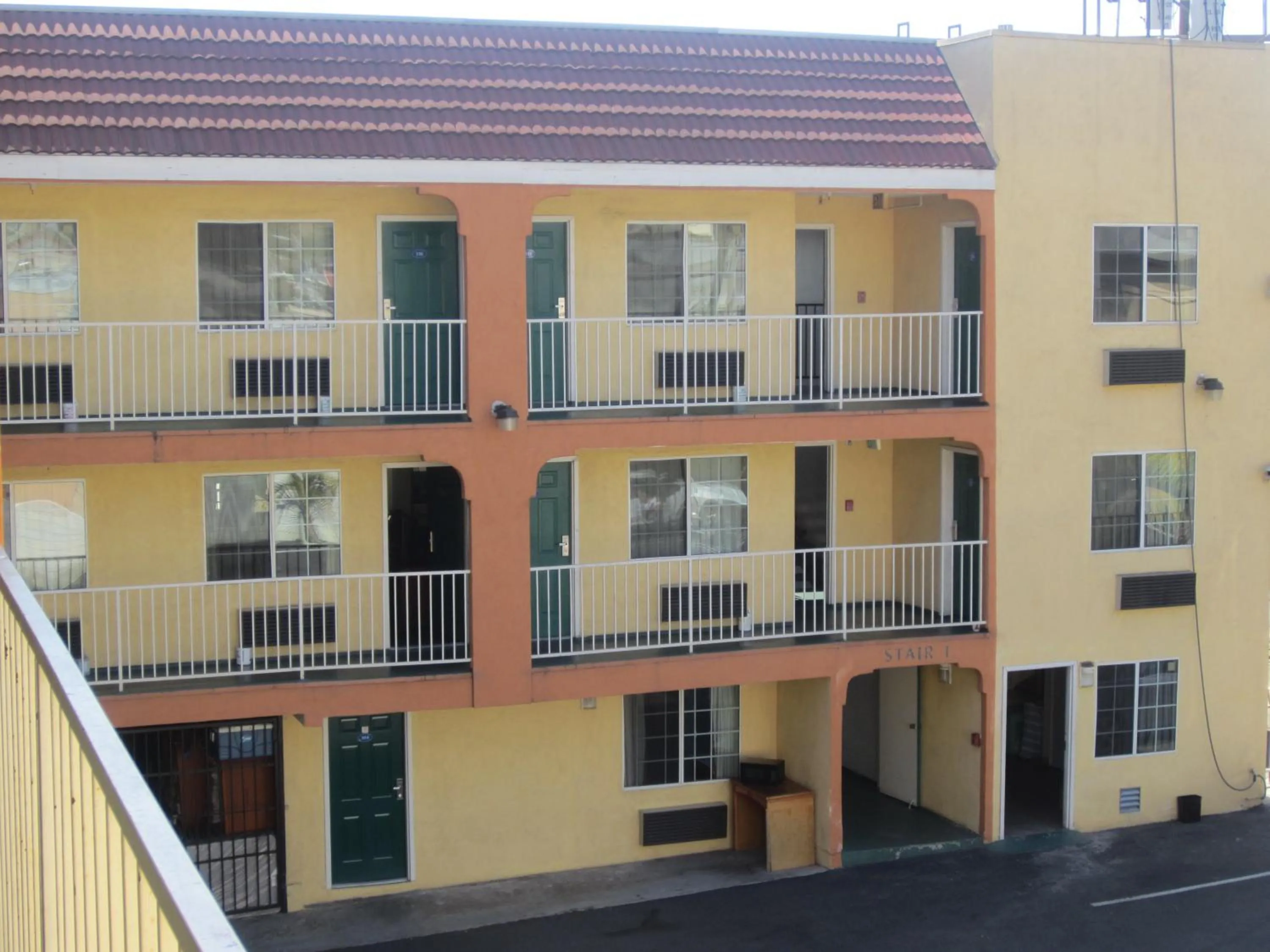 Facade/entrance in Starlight Inn, Valley Blvd - Downtown LA