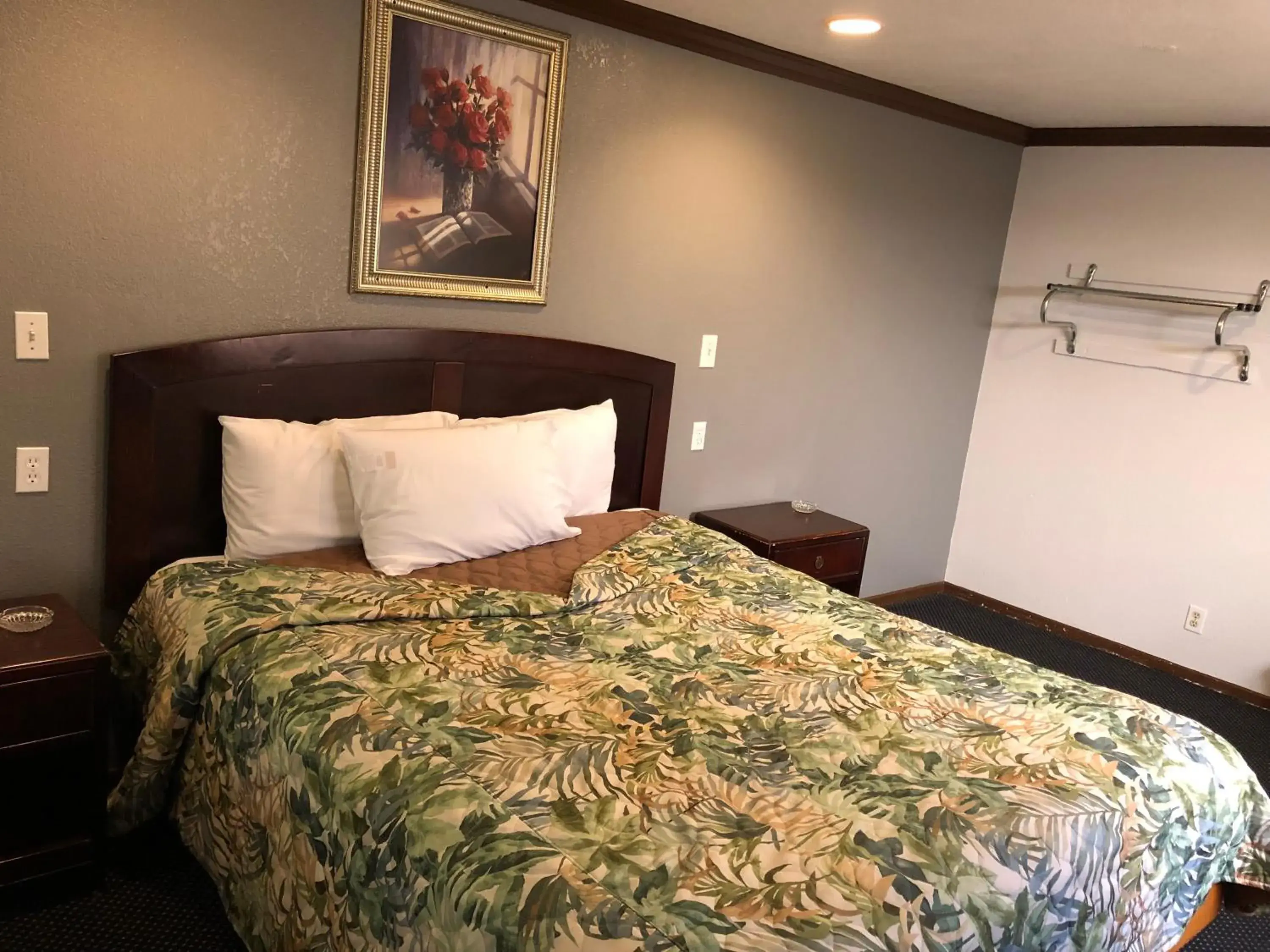 Bed in Starlight Inn, Valley Blvd - Downtown LA Bed in Starlight Inn, Valley Blvd - Downtown LA