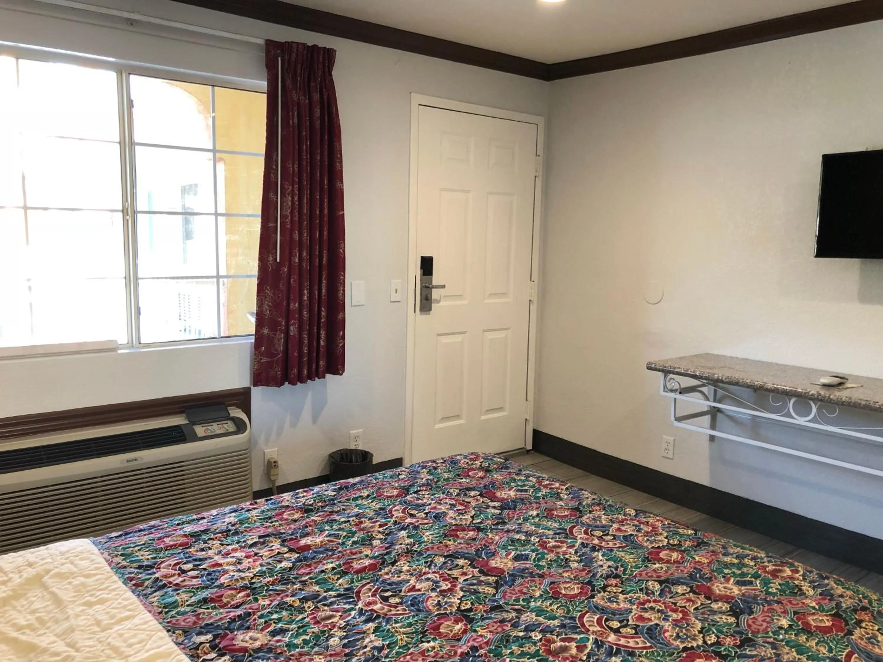 Bed in Starlight Inn, Valley Blvd - Downtown LA