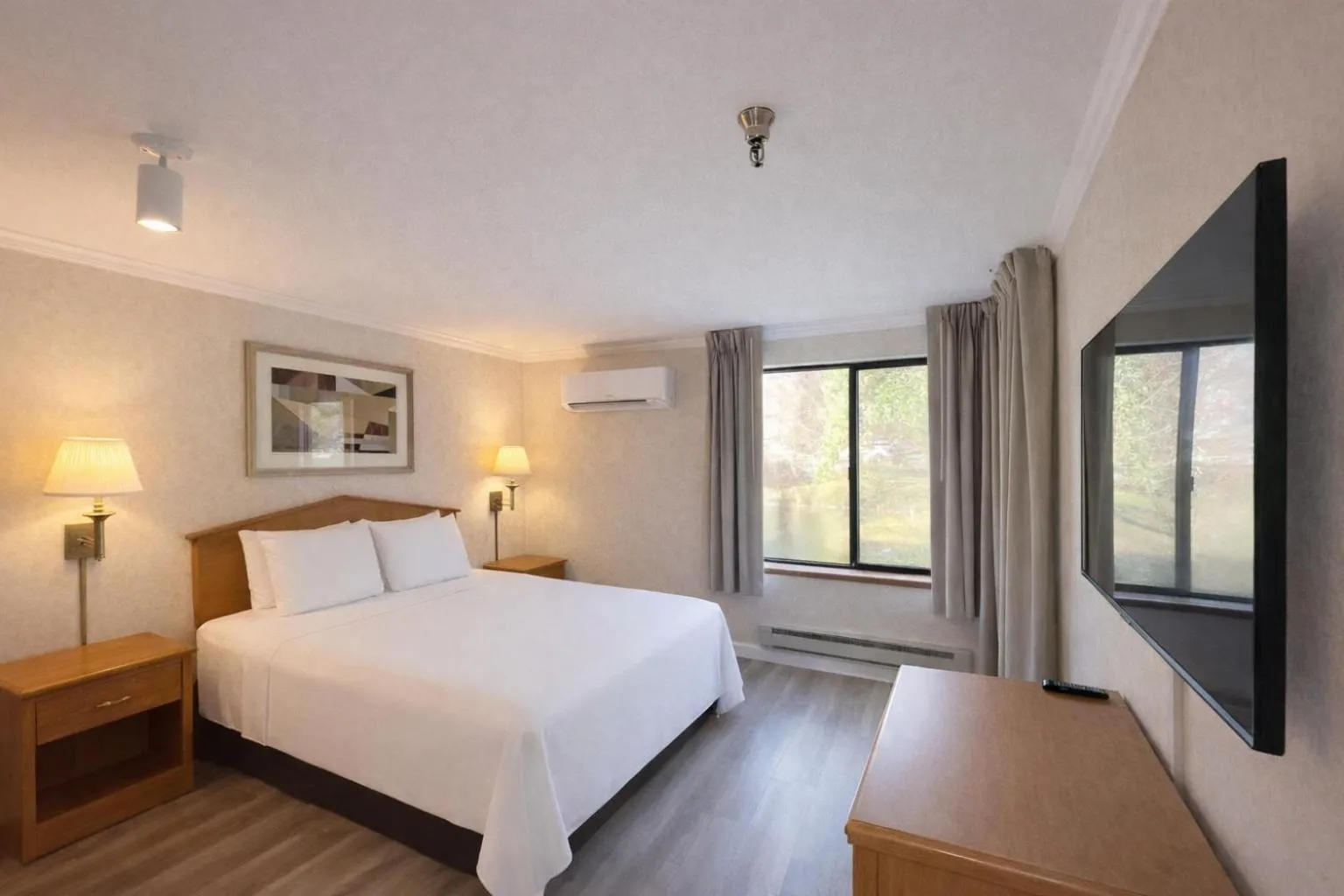 Bed in Friday Harbor Suites