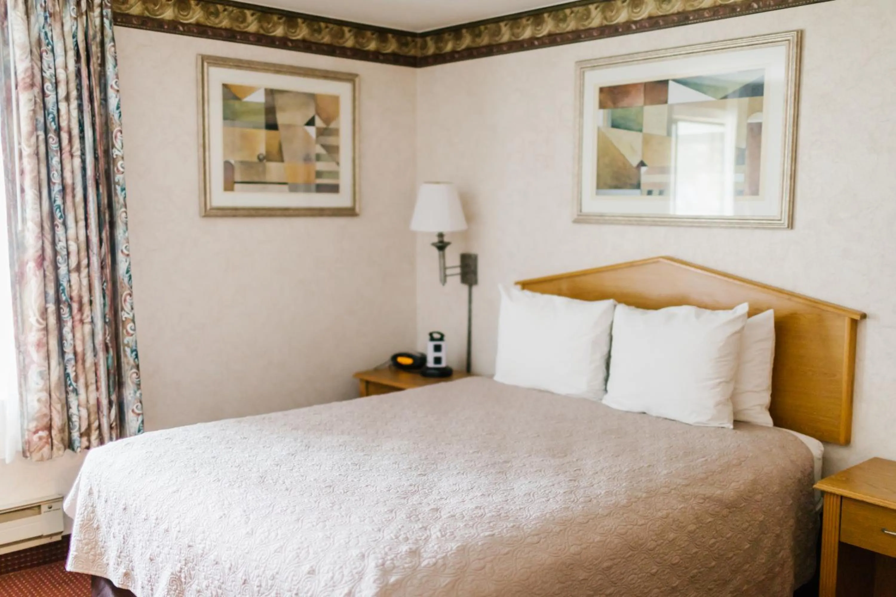 Bed in Friday Harbor Suites