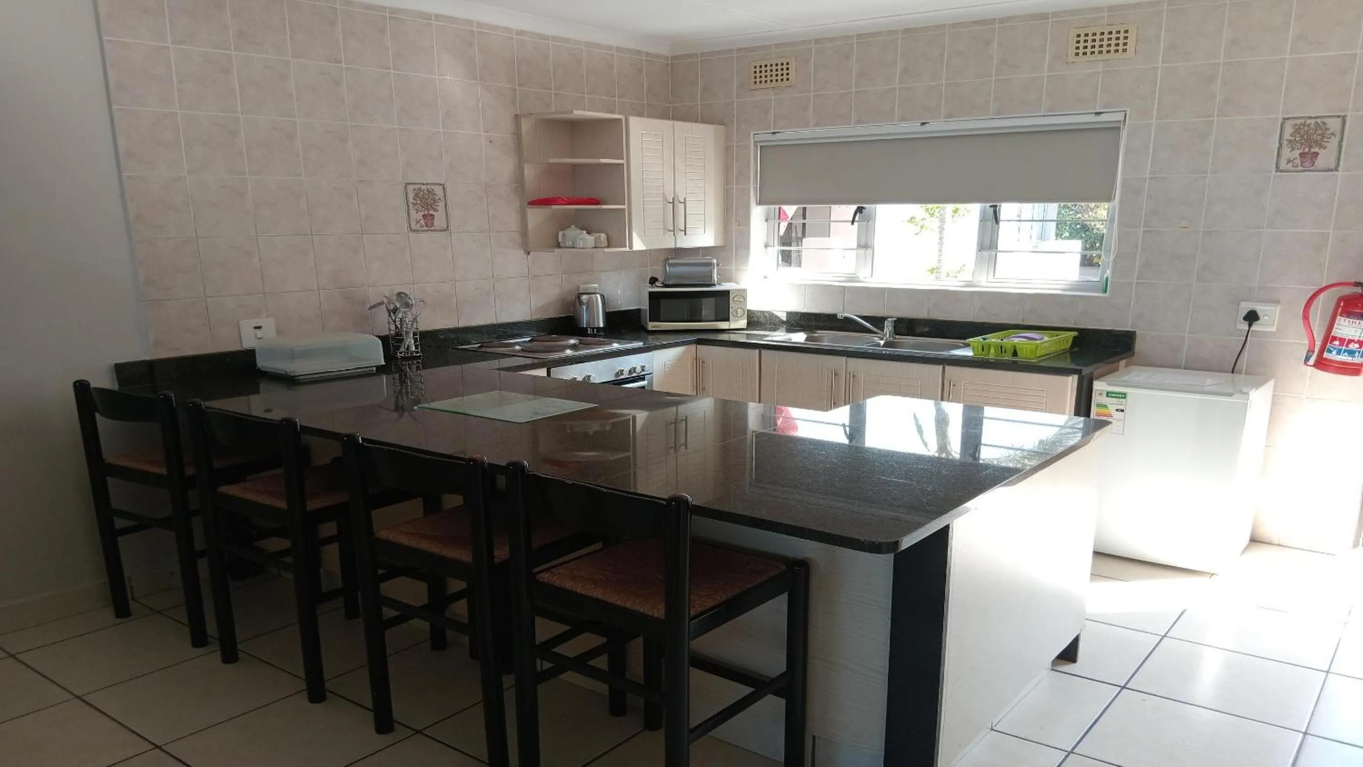 Dining area in Sunrise Beach Resort