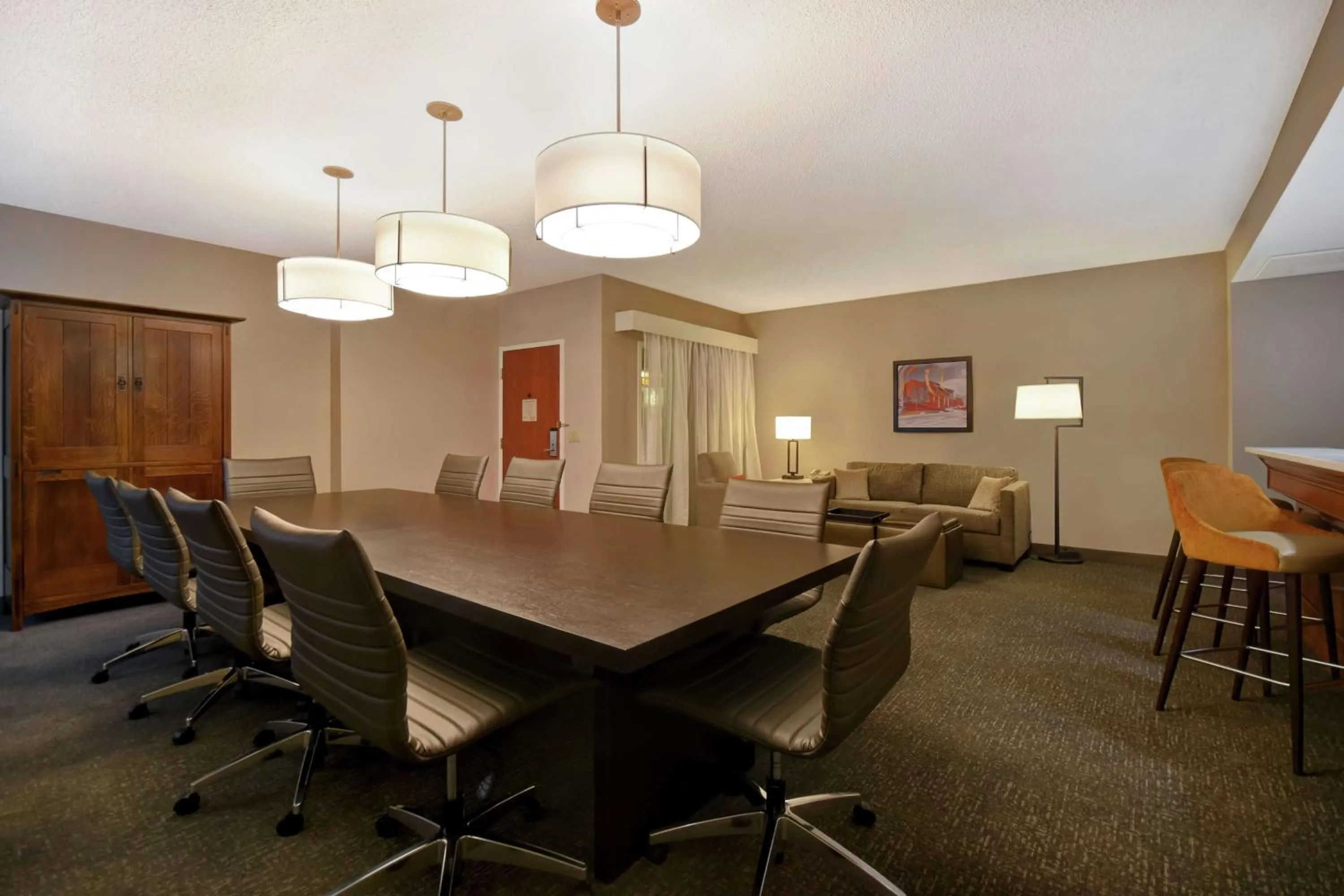 Living room in Embassy Suites Little Rock