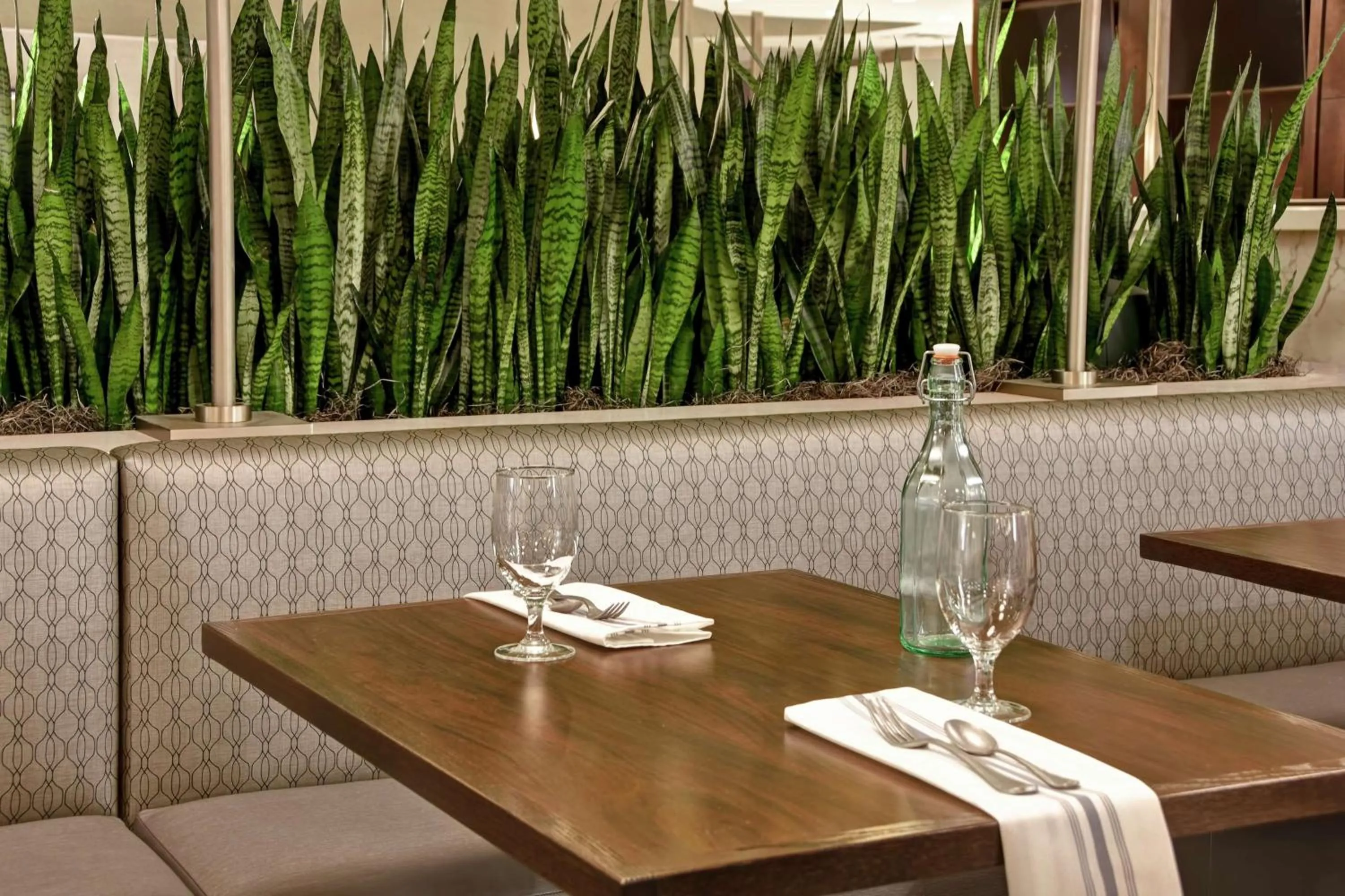 Restaurant/places to eat in Embassy Suites Little Rock