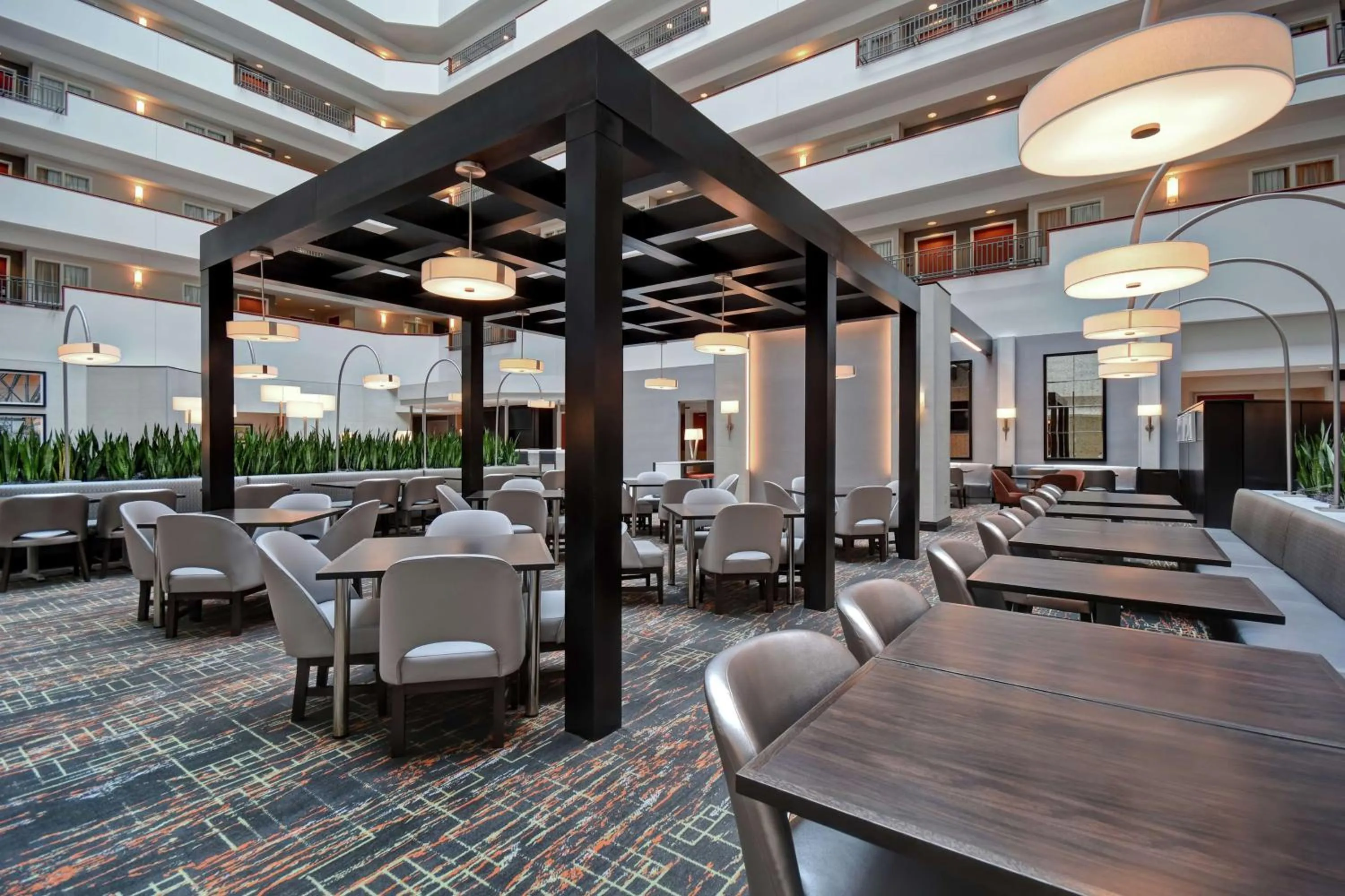 Restaurant/places to eat in Embassy Suites Little Rock