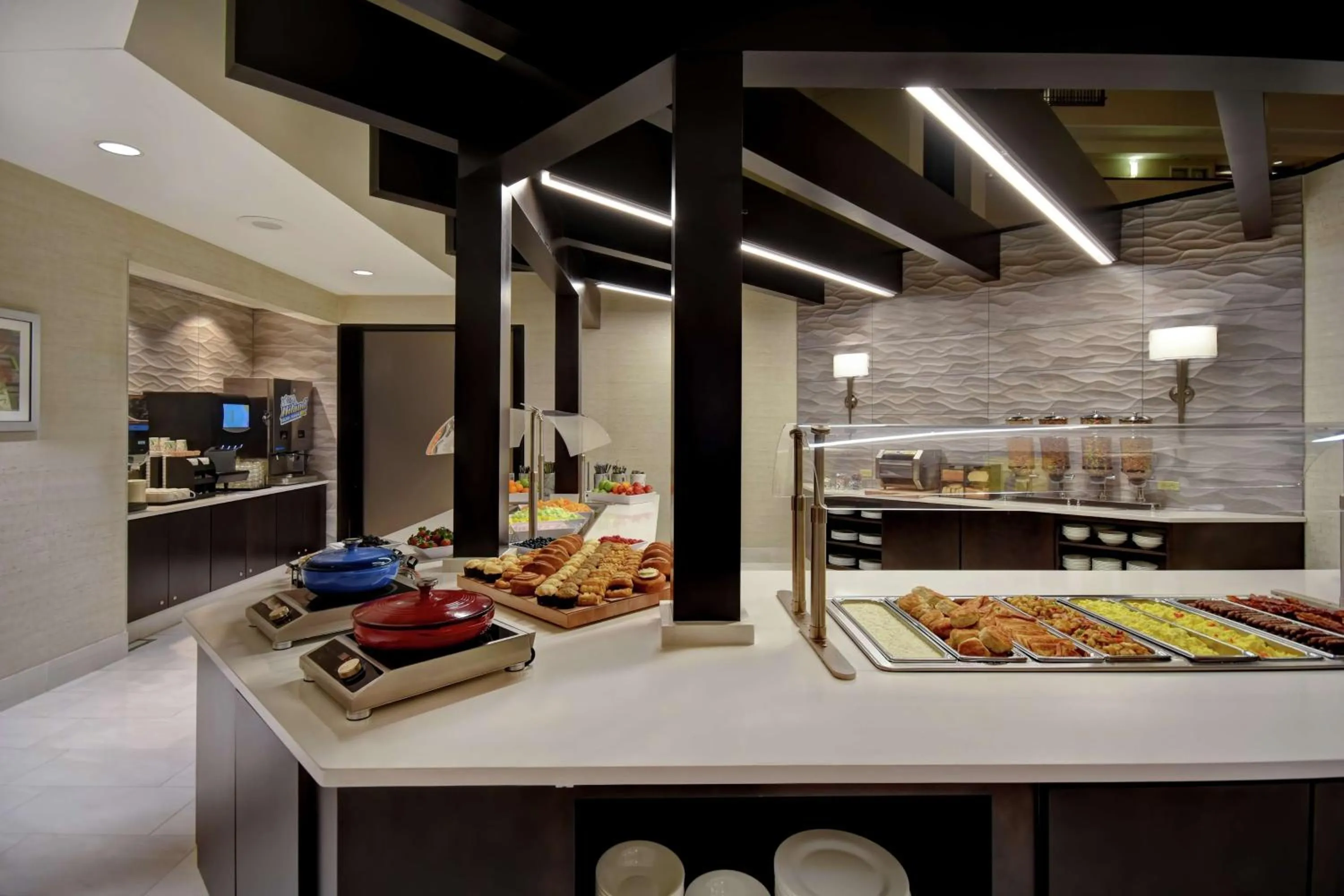 Breakfast in Embassy Suites Little Rock