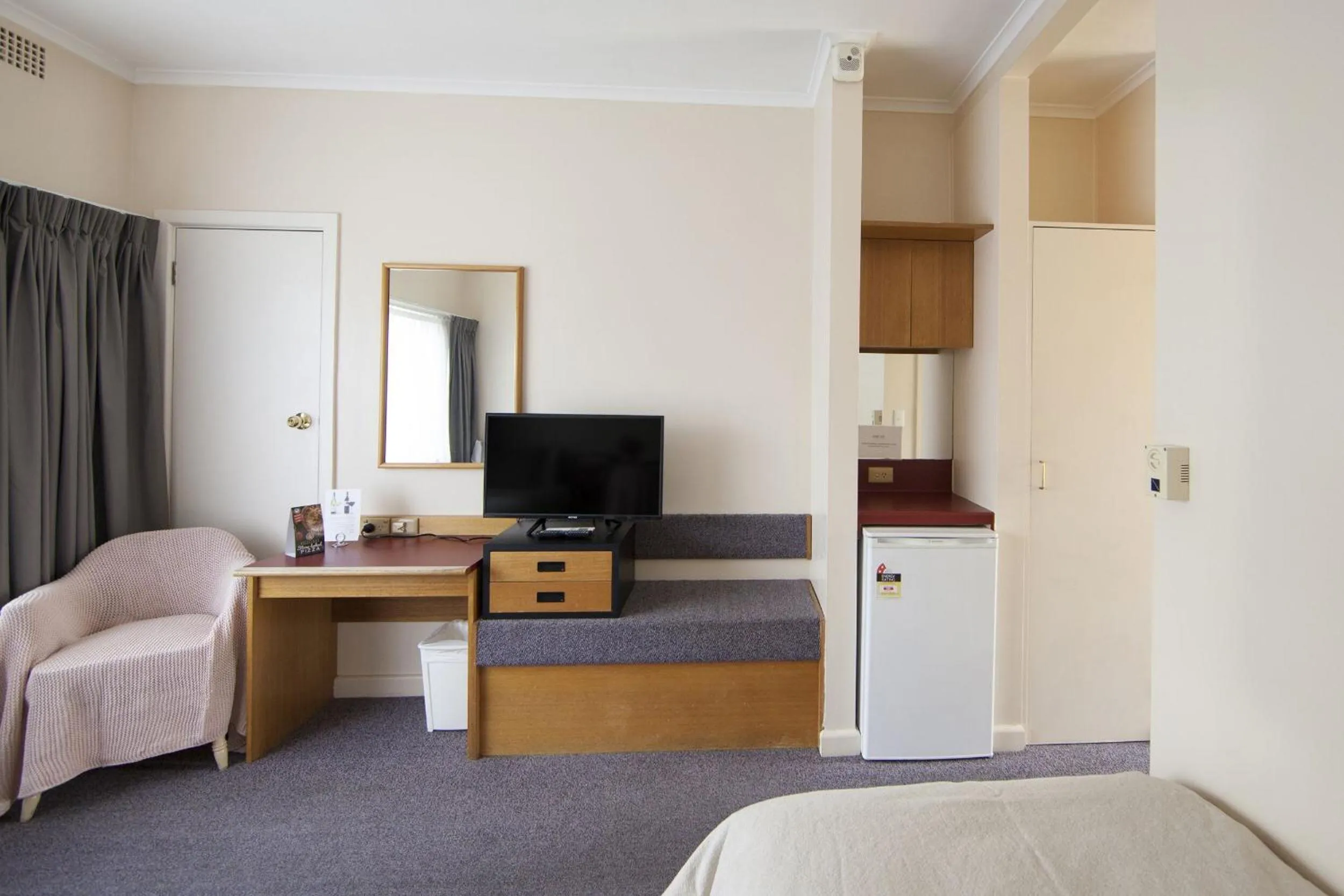 Living room, Bed in Redhill Cooma Motor Inn